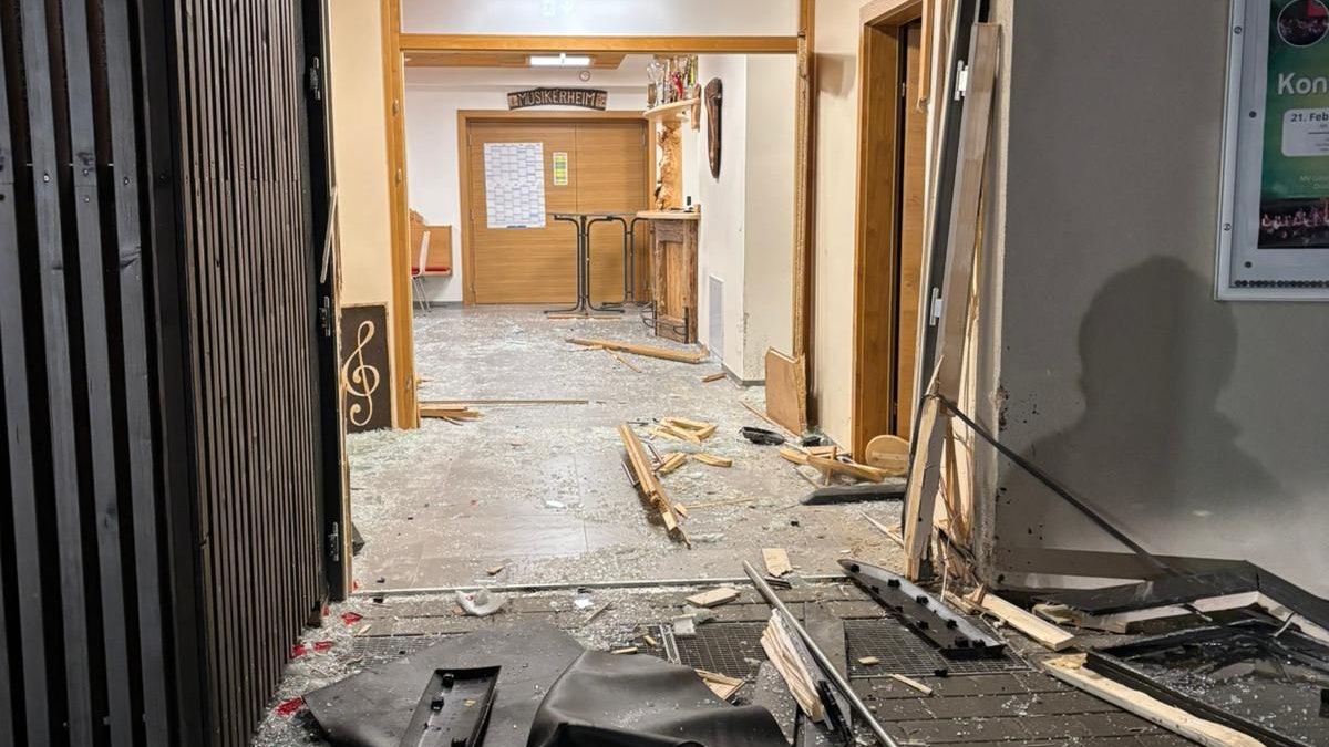 Es ist kurz vor 23 Uhr, als im Ortsgebiet von Göstling an der Ybbs (Bezirk Scheibbs, NÖ) plötzlich Glas splittert.