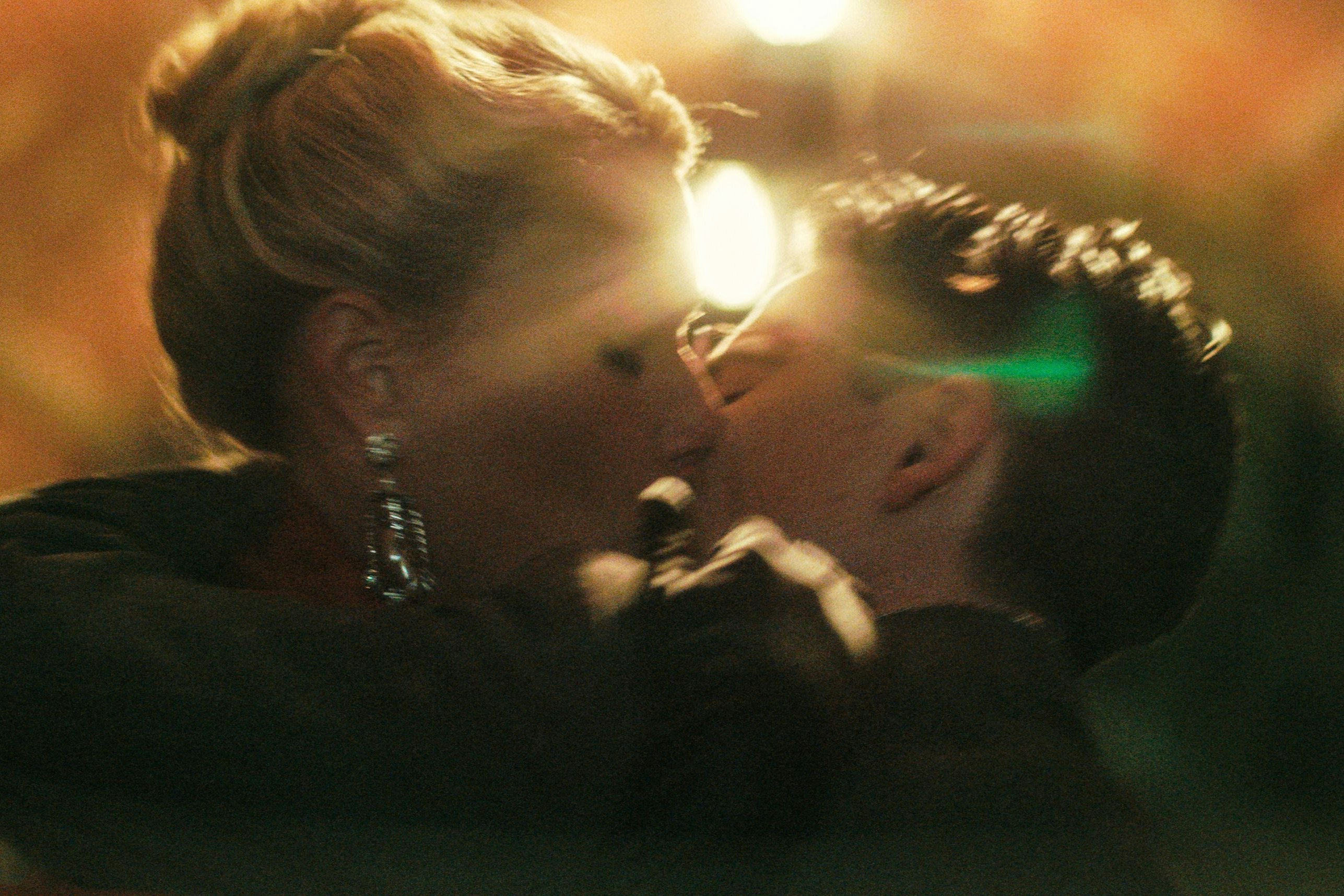 Mit der Schauspielerin Kay Stone (Gwyneth Paltrow) beginnt Marty in London eine leidenschaftliche Affäre