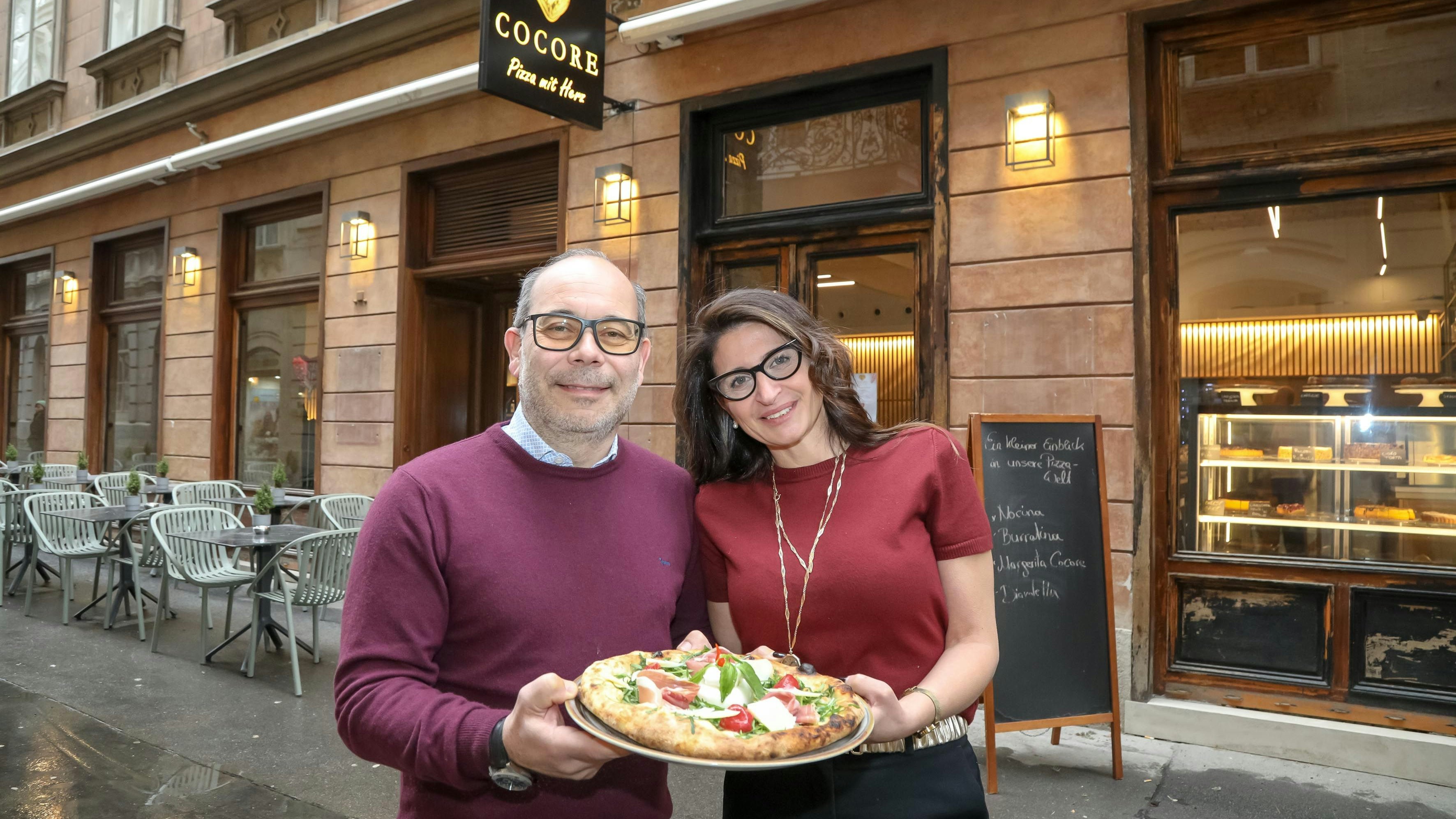Das Ehepaar Giuliana Migliaccio und Emiliano Esposito sind nicht nur Landwirte in der zweiten Generation in Bacoli (Kampanien), sondern auch versierte Gastronomen. Was am hauseigenen Bauernhof am Meer der Migliaccios wächst, findet im "Cocore" in der Bräunerstraße 4–6 in der Wiener City nun seine Vollendung als Pizza, Pasta, Carne oder Dolce. 