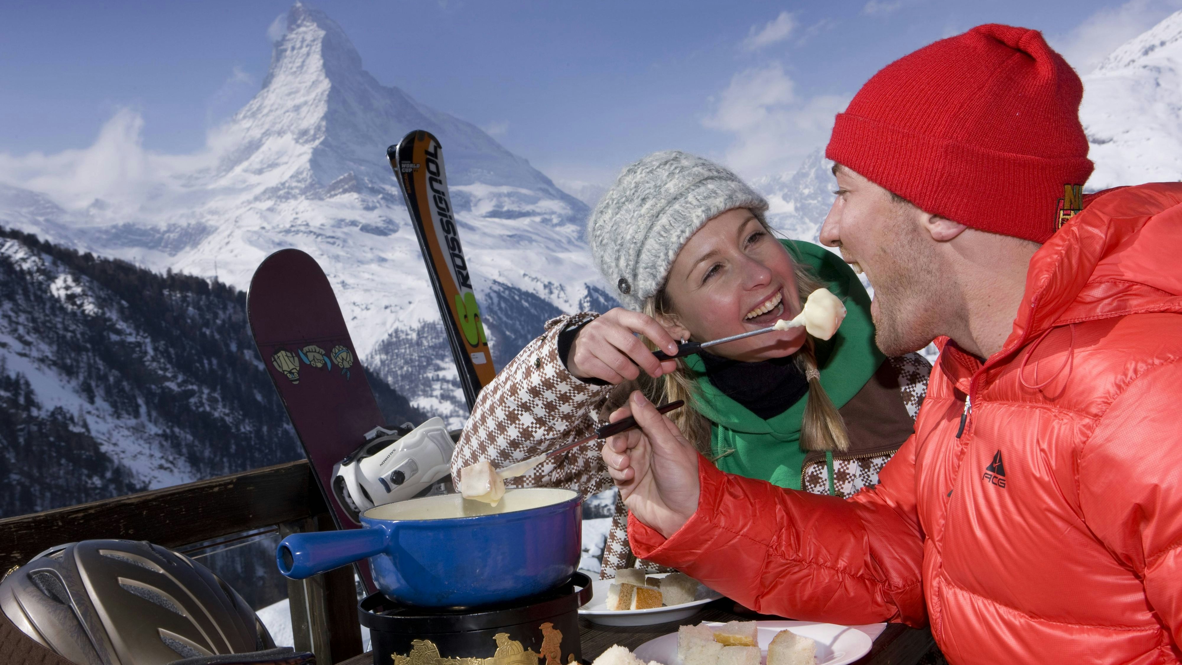 Fondue Winterplausch bei Käsefondue vor der Kulisse des Matterhorns Switzerland !AUFNAHMEDATUM GESCHÄTZT! model released Symbolfoto *** Fondue winter fun with cheese fondue against the backdrop of the Matterhorn Switzerland RECORDING DATE APPRECIATED model released Symbolfoto  