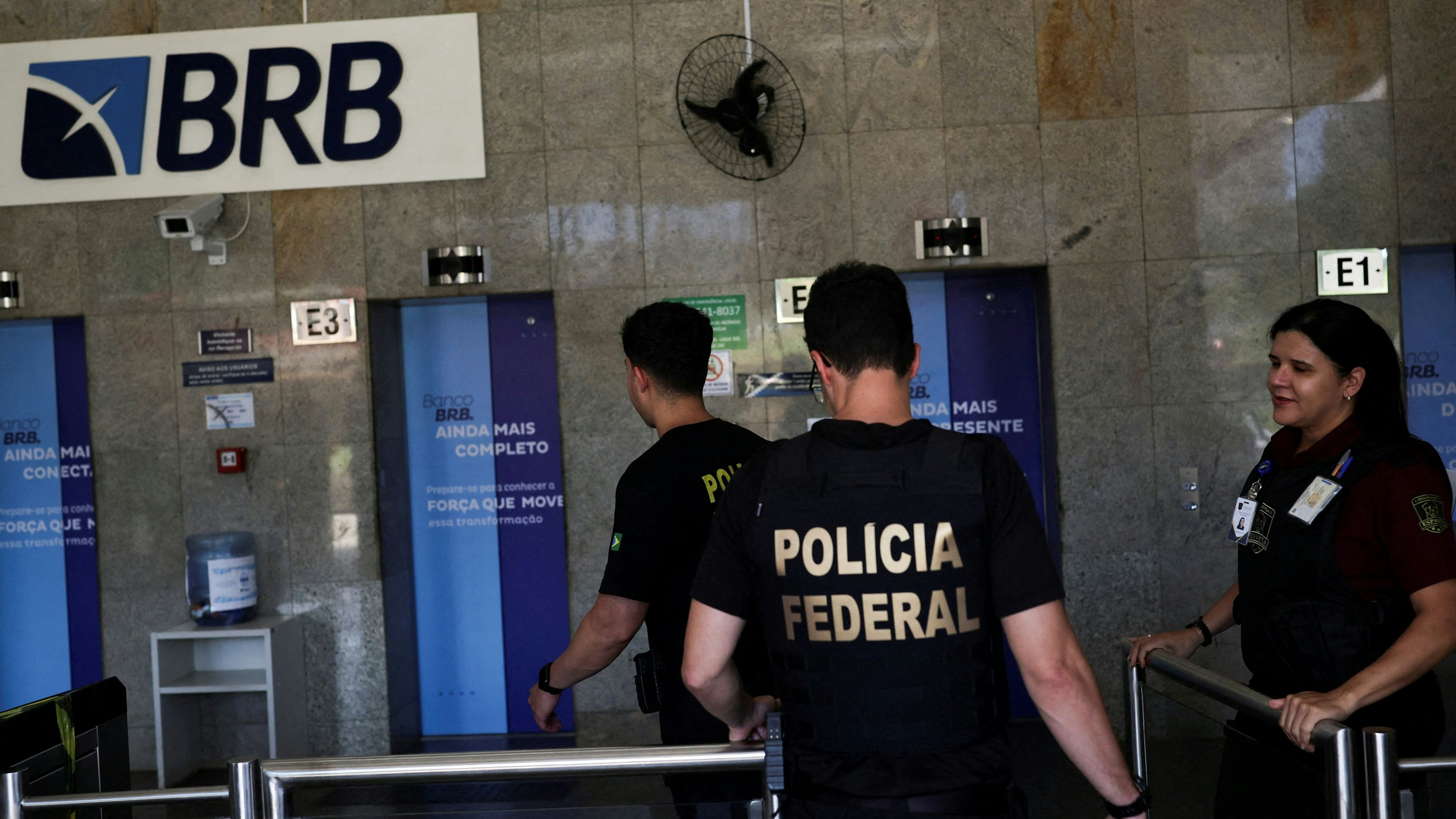Bundespolizisten betreten 2025 im Zuge von Ermittlungen, die zur Verhaftung von Daniel Vorcaro führten, die BRB, Banco de Brasilia