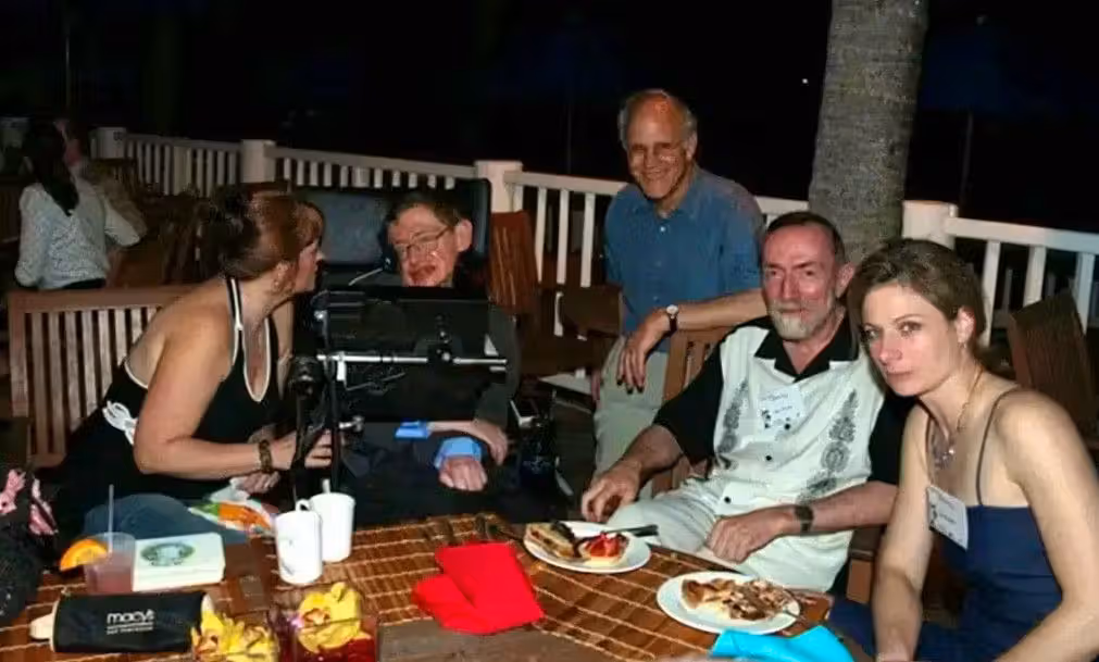 In neu veröffentlichten Epstein-Files wird der verstorbene Physiker <strong>Stephen Hawking</strong> mehrfach erwähnt, zudem wurde ein bereits bekanntes Foto von ihm während einer Karibikreise erneut verbreitet.