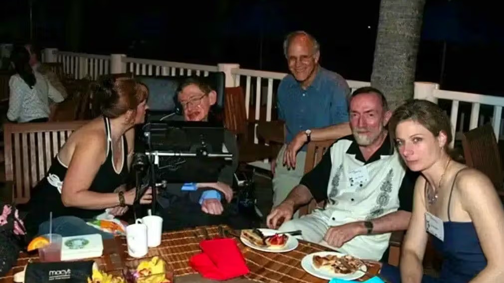 In neu veröffentlichten Dokumenten zum Fall Jeffrey Epstein wird der verstorbene Physiker Stephen Hawking mehrfach erwähnt, zudem wurde ein bereits bekanntes Foto von ihm während einer Karibikreise erneut verbreitet.