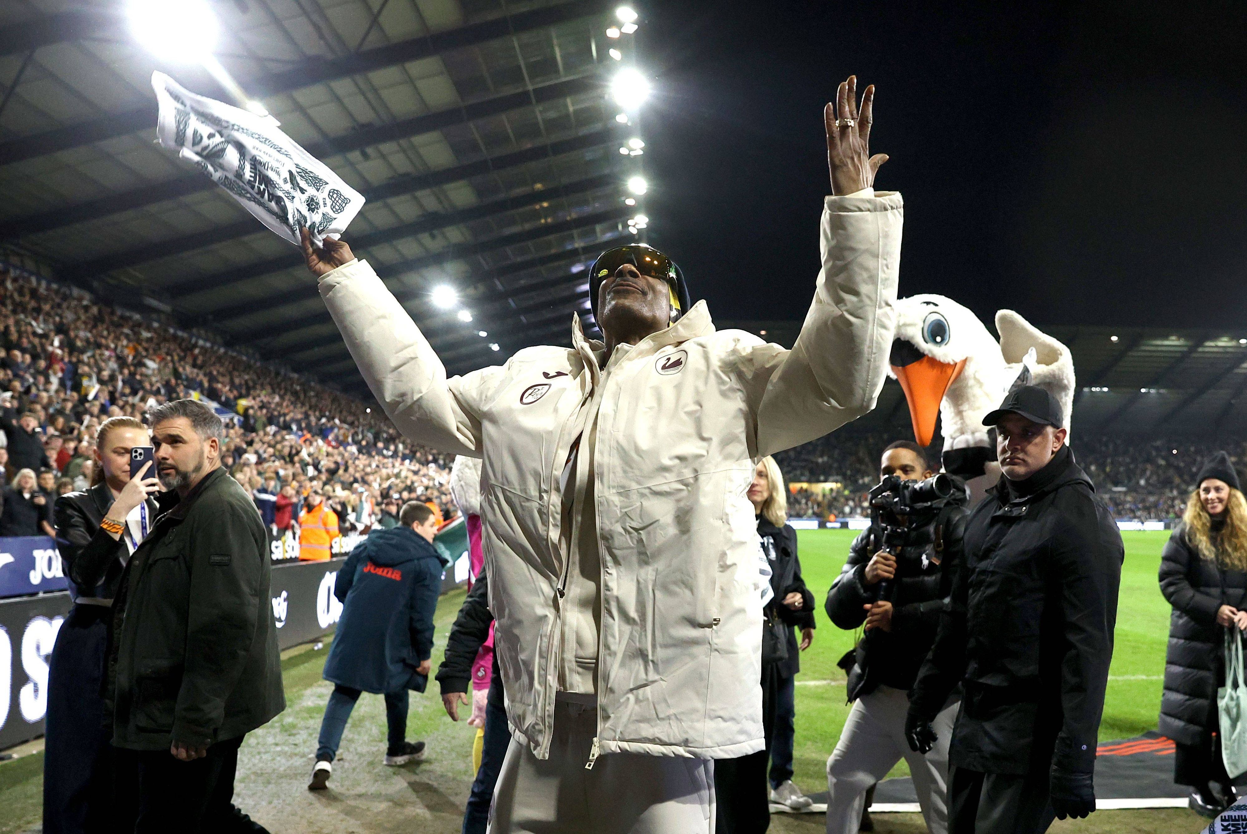 Snoop Dogg wird gefeiert.