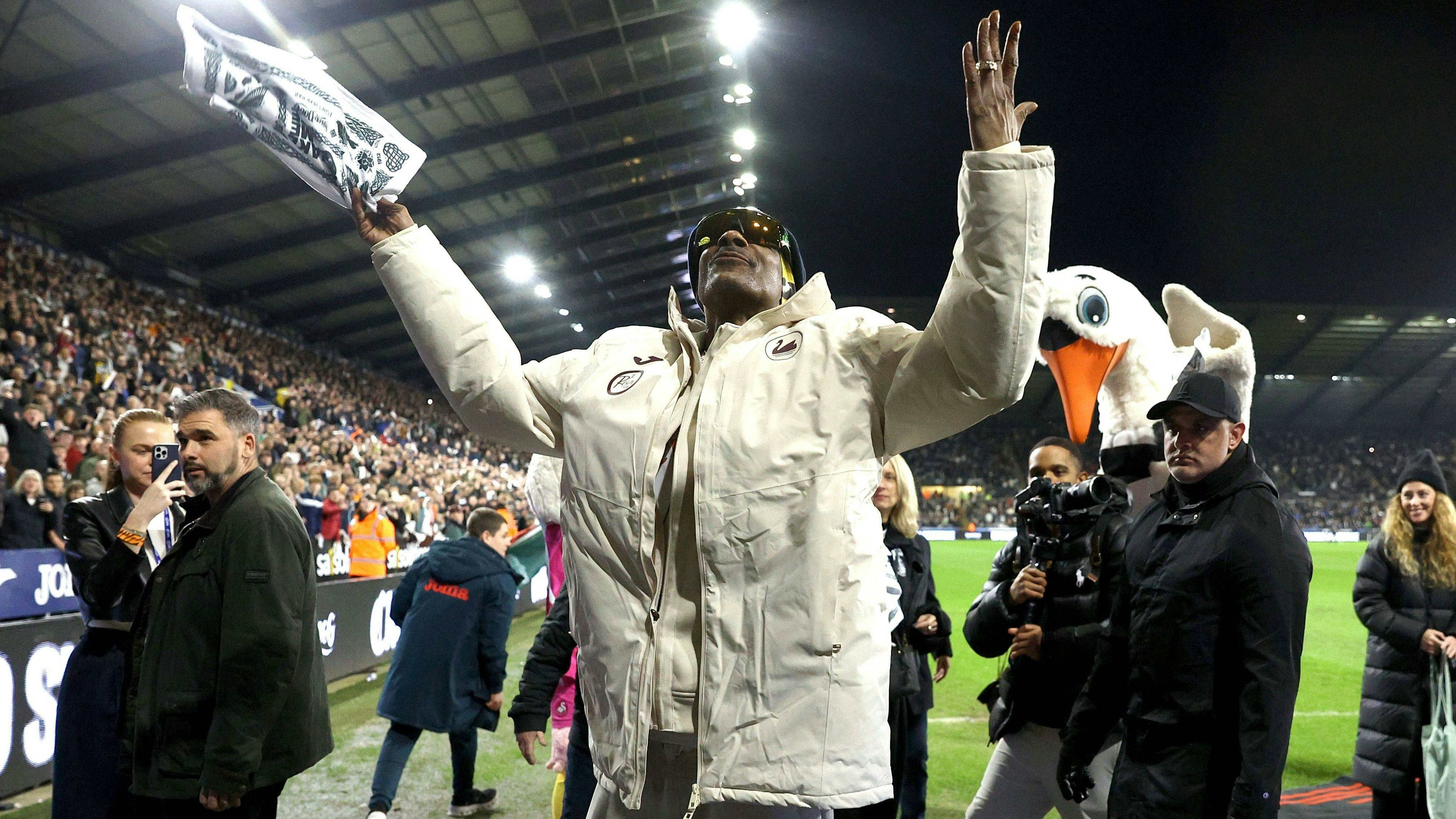 Heute.at - Kult-Rapper Snoop-Dogg wird in Fußballstadion gefeiert