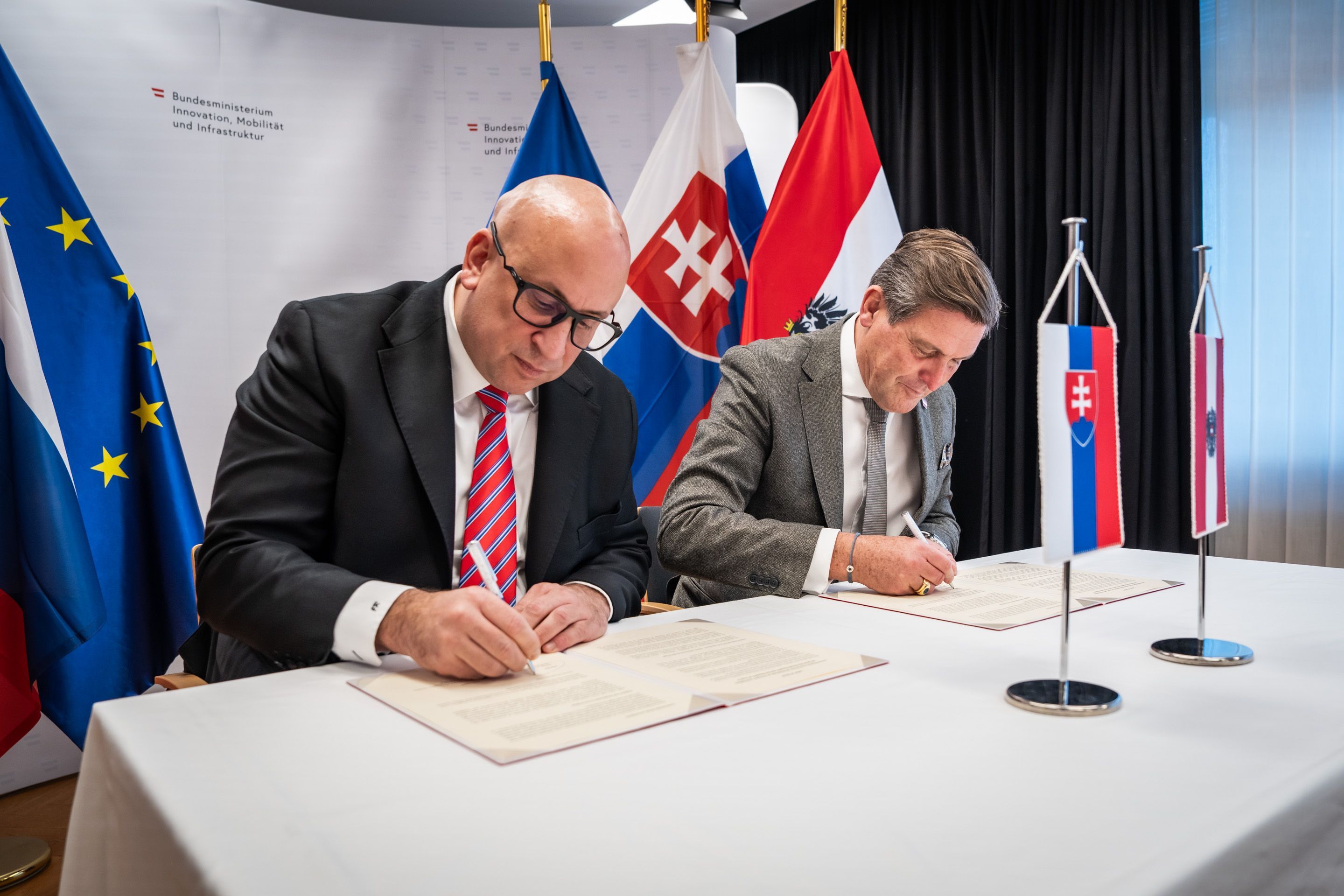 Verkehrsminister Peter Hanke und Amtskollege Jozef Ráž unterzeichnen Absichtserklärung für bessere Verbindungen Wien-Bratislava sowie Ausbau internationaler Schienenkorridore.