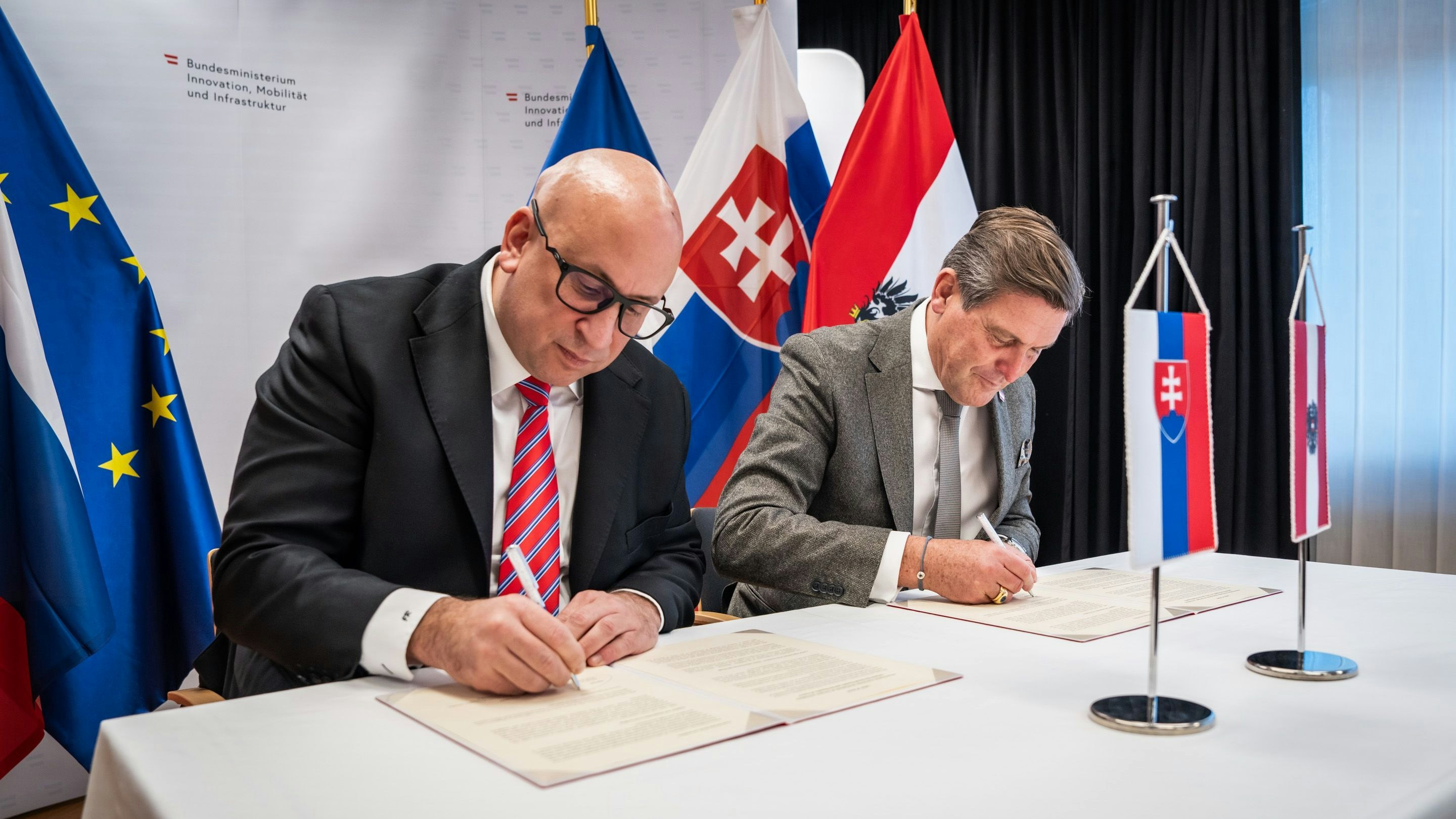 Verkehrsminister Peter Hanke und Amtskollege Jozef Ráž unterzeichnen Absichtserklärung für bessere Verbindungen Wien-Bratislava sowie Ausbau internationaler Schienenkorridore.