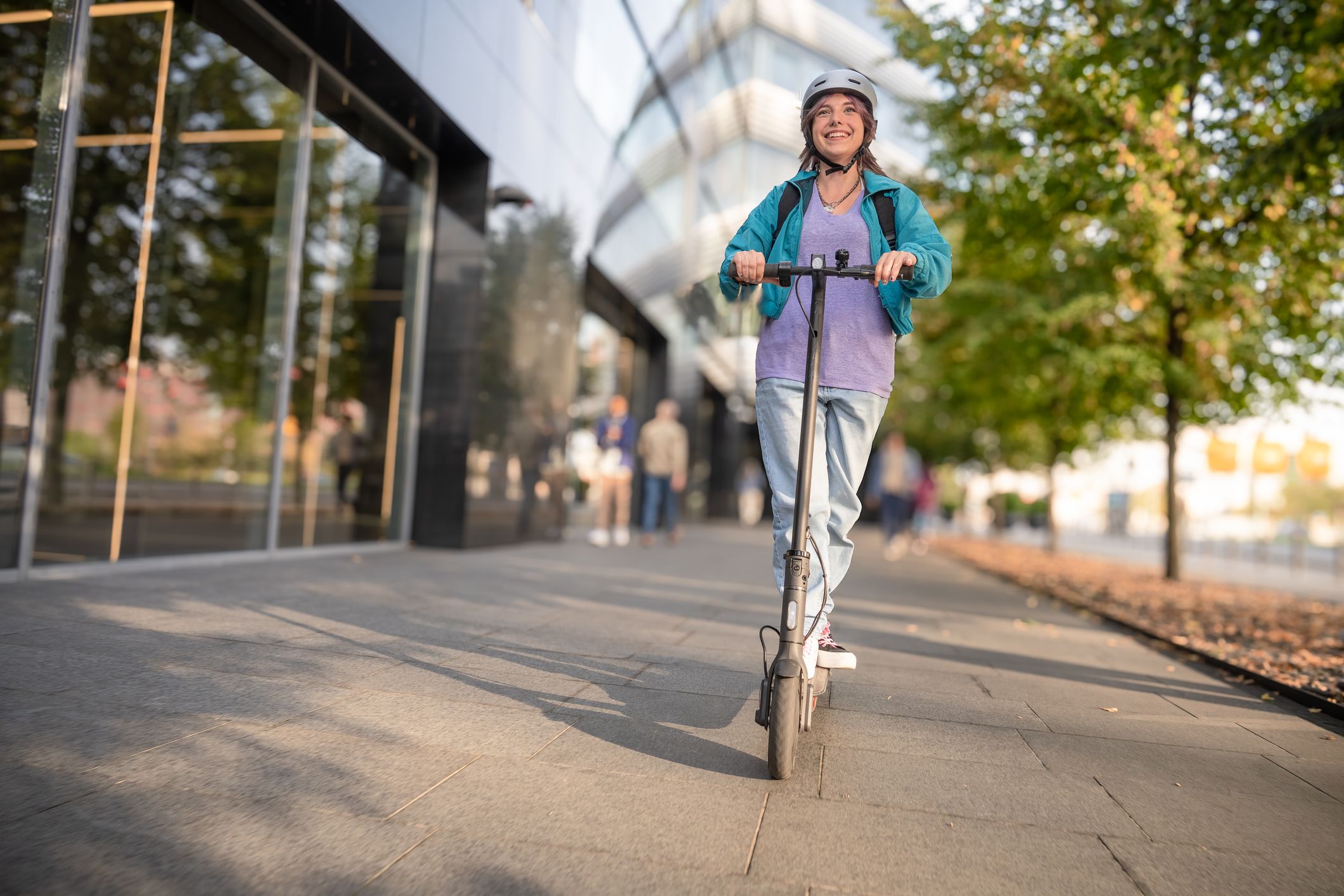 Für E-Scooter gilt ab Mai: Helmpflicht bis 16 Jahre.