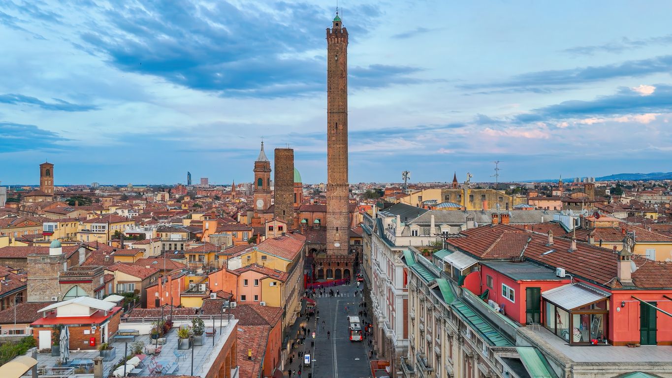 Bologna lockt jedes Jahr tausende von Touristen an. Unter anderem mit zahlreichen historischen Bauwerken, aber auch mit der Bolognese, die hier erfunden wurde.