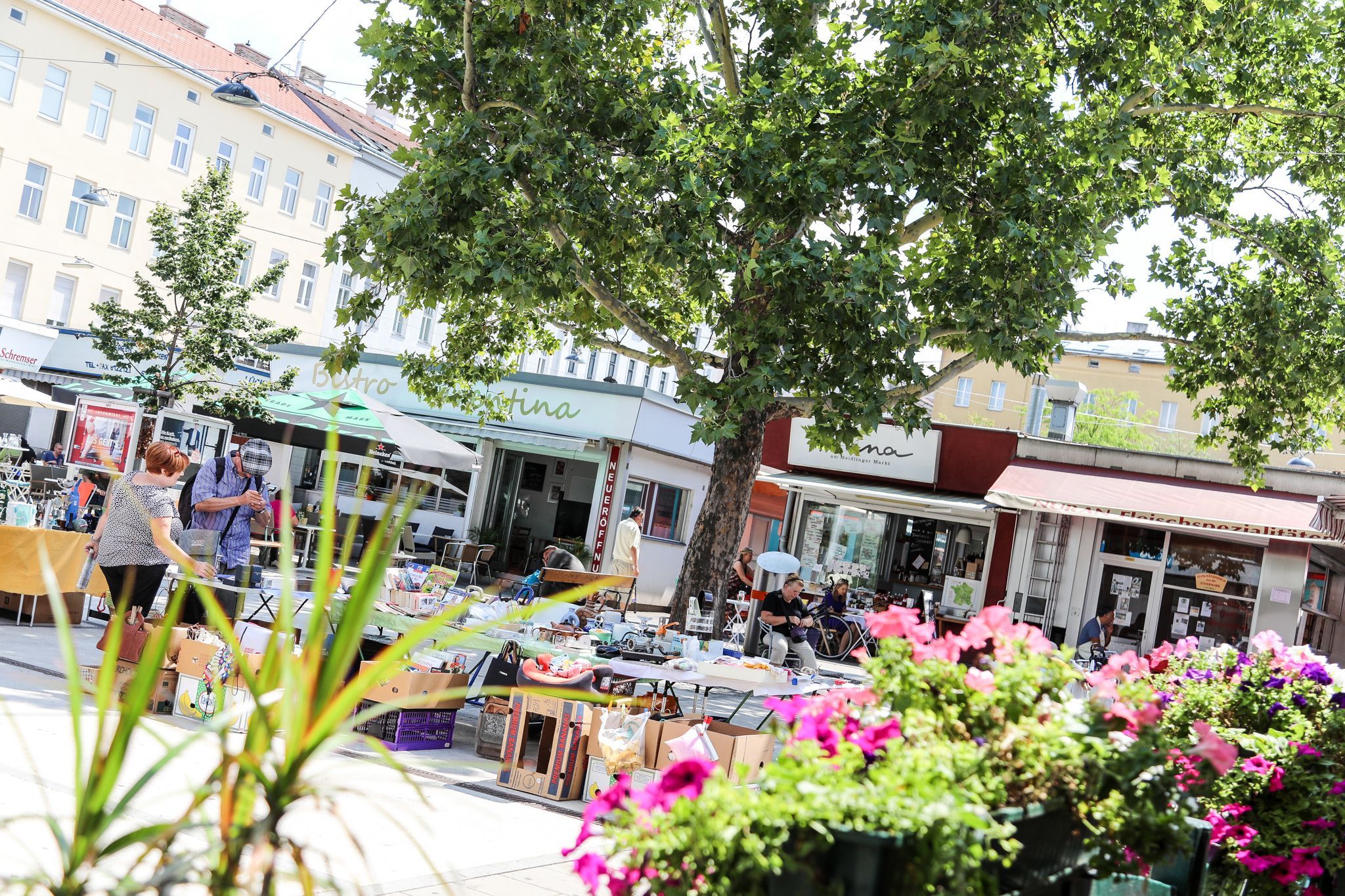 Die Wiener Märkte laden zum Bummeln, Genießen und Shoppen ein.