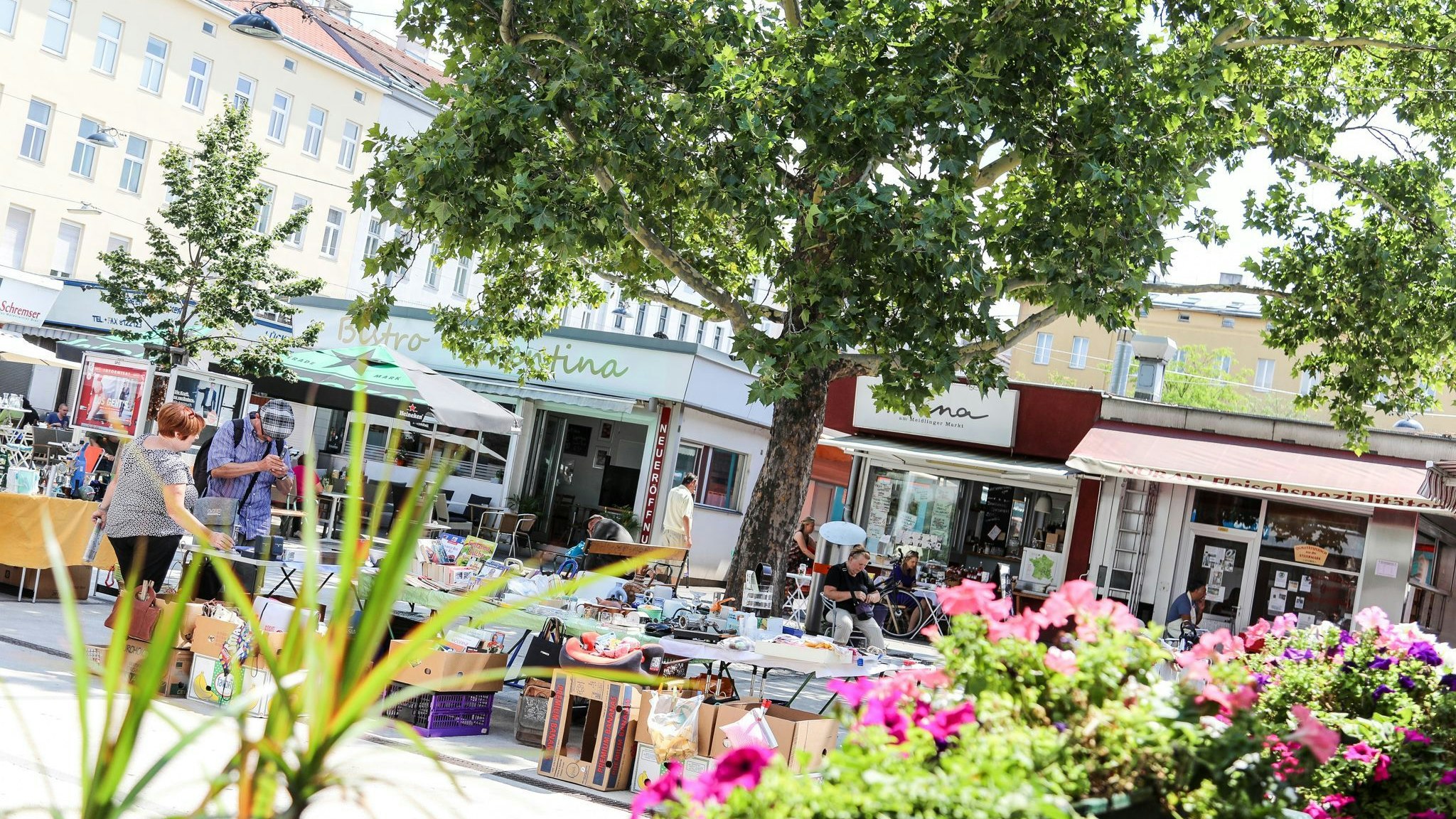 Die Wiener Märkte laden zum Bummeln, Genießen und Shoppen ein.