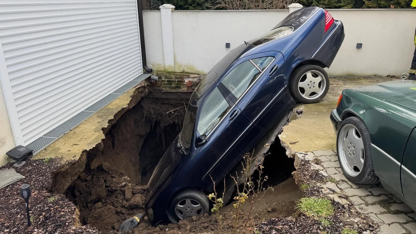 Heute.at - Versenkter Mercedes muss aus Erdloch gezogen werden