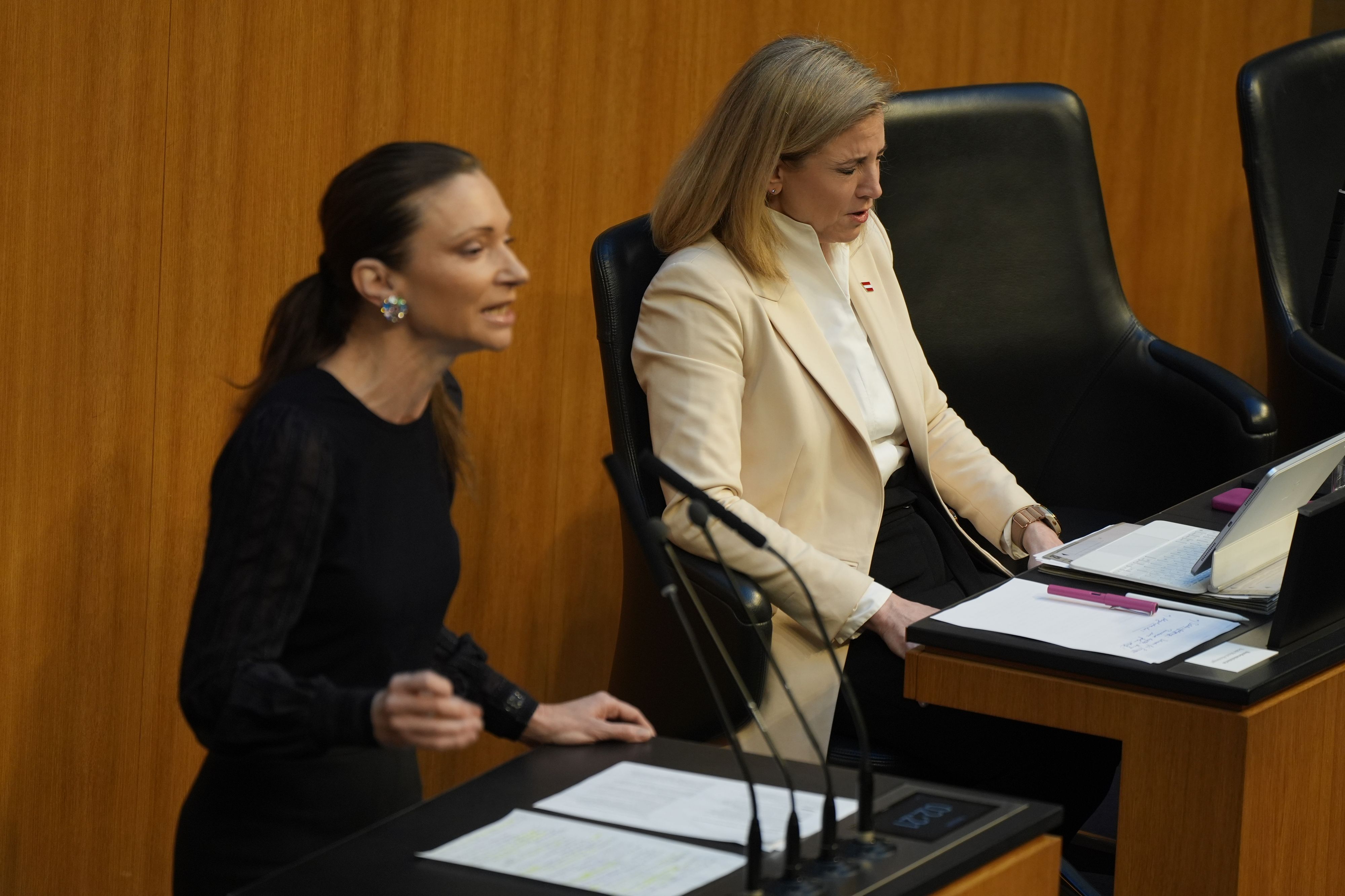 FPÖ-Vize Susanne Fürst wetterte im Nationalrat gegen Österreichs Ukraine-Kurs. Außenministerin Meinl-Reisinger (Neos) schien das körperlich wehzutun.