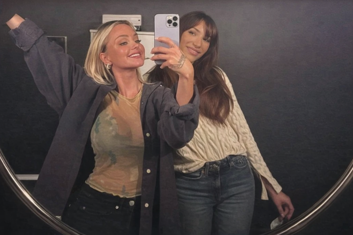 Das Skandalfoto: Sophie Elise Isachsen (l.) und Nora Haukland mit einem kleinen Tütchen Kokain