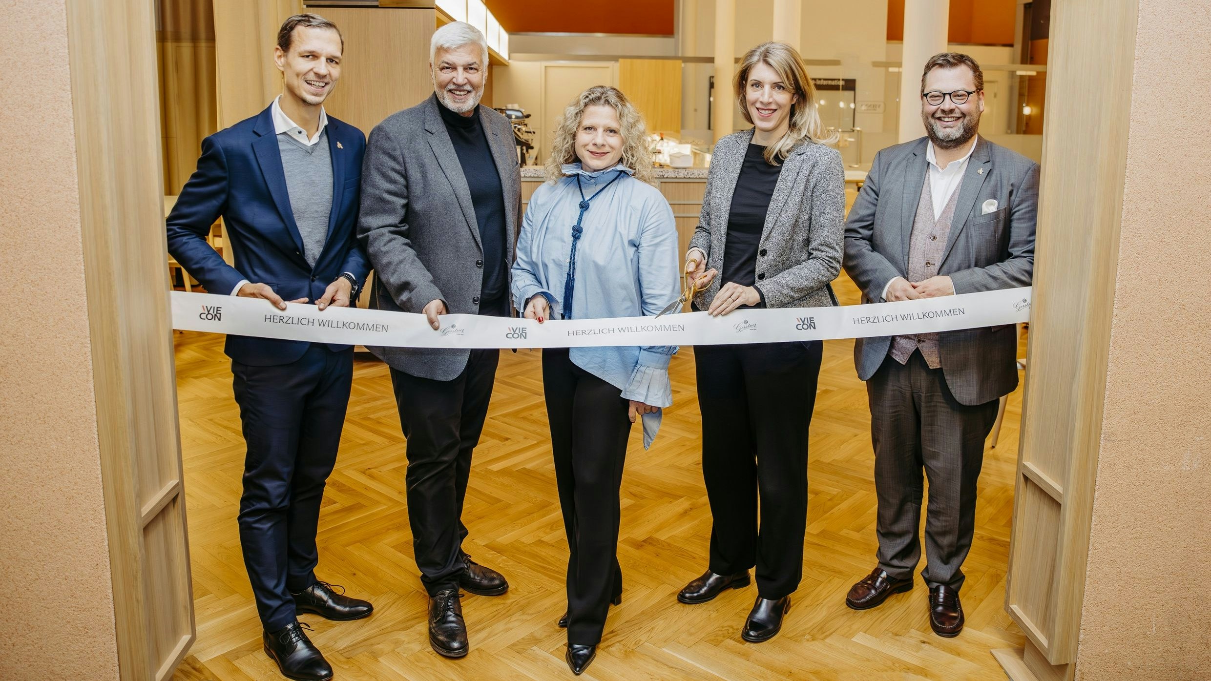 v.l.: Thomas Huszar (Leitung Gerstner Viecon), Herbert Fuchs (Geschäftsführer Gourmet), Martina Candillo (Geschäfstführerin Viecon), Katharina Weishaupt (Geschäftsführerin Viecon), Jürgen Dulhofer (Geschäftsfeldleitung Gastronomie &amp; Event bei Gourmet)