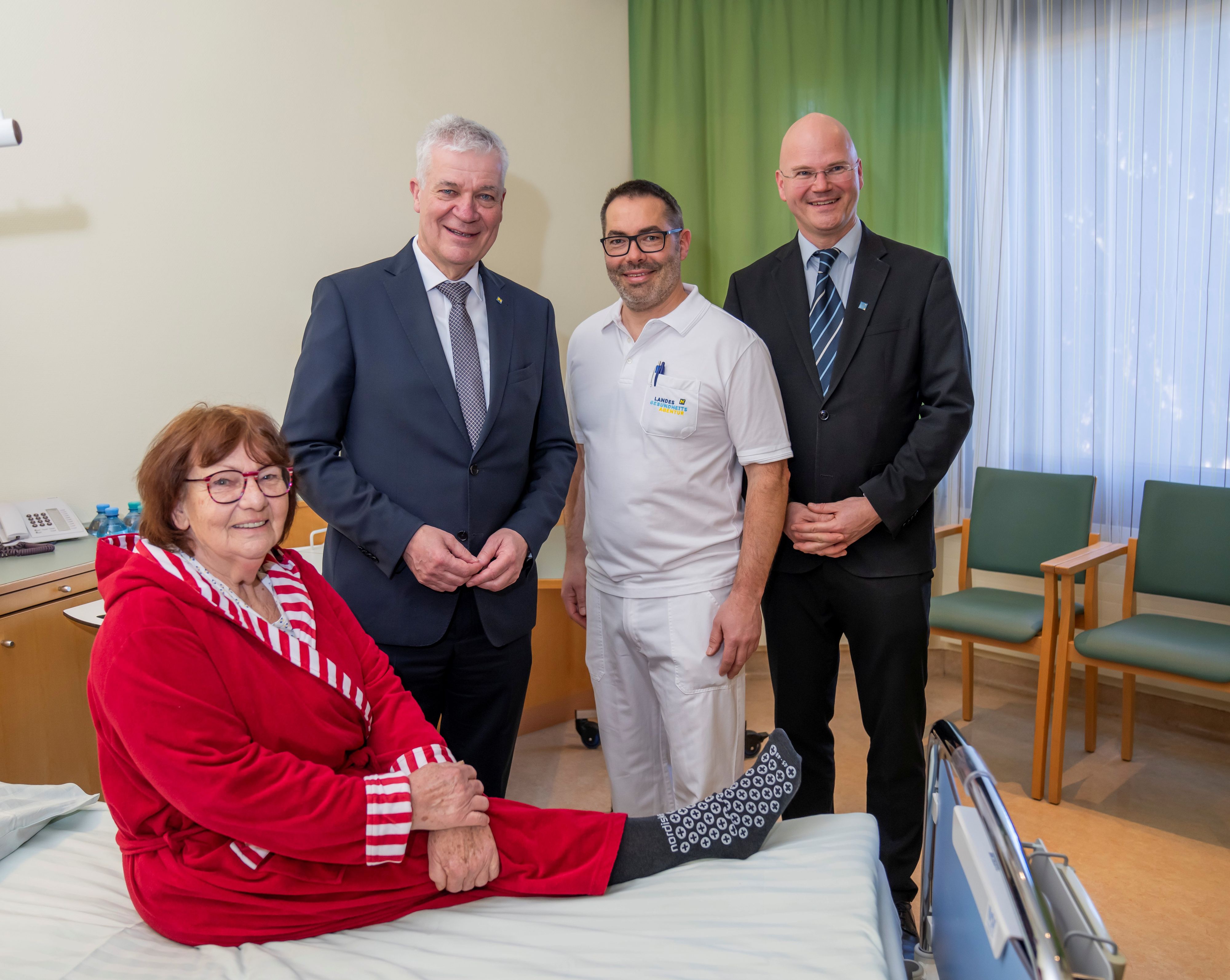 Der Gesundheitsplan 2040+ geht weiter (v.l.n.r.): Patientin Anna Bachmann, Landesrat Anton Kasser, Herbert Huscsava, Ärztlicher Direktor am Universitätsklinikum Tulln-Klosterneuburg, Franz Laback, Geschäftsführer der Gesundheitsregion Mitte.