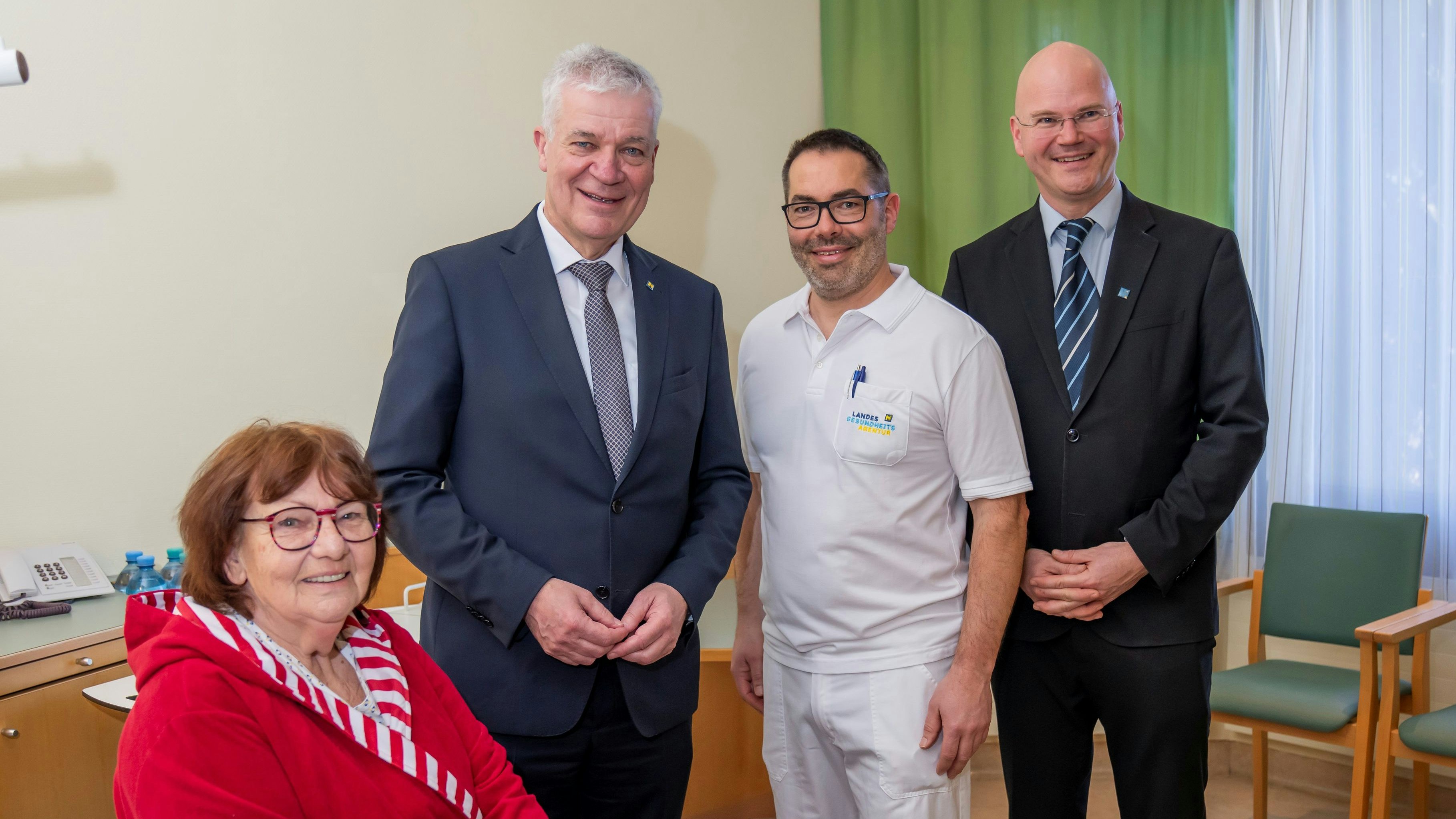 Der Gesundheitsplan 2040+ geht weiter (v.l.n.r.): Patientin Anna Bachmann, Landesrat Anton Kasser, Herbert Huscsava, Ärztlicher Direktor vom Universitätsklinikum Tulln, Geschäftsführer der Gesundheitsregion Mitte, Franz Laback.