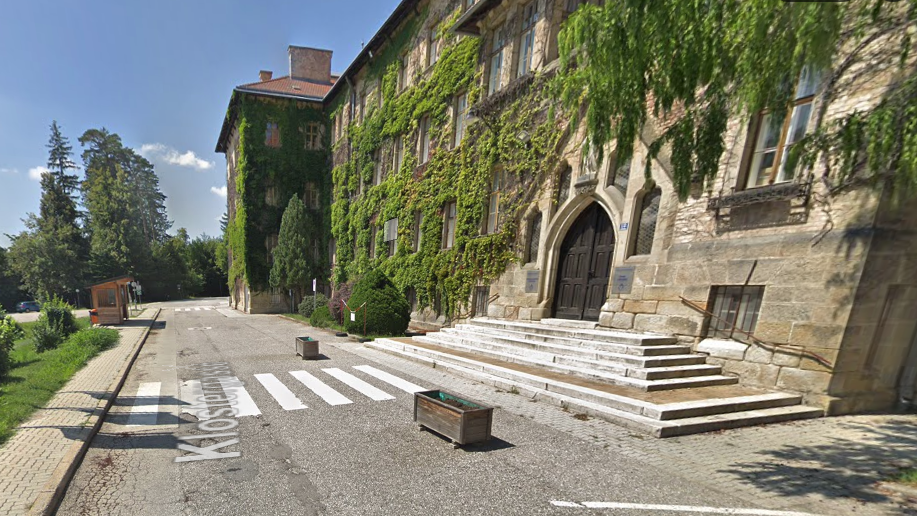 Der Eingang des Campus Sacré Coeur Pressbaum