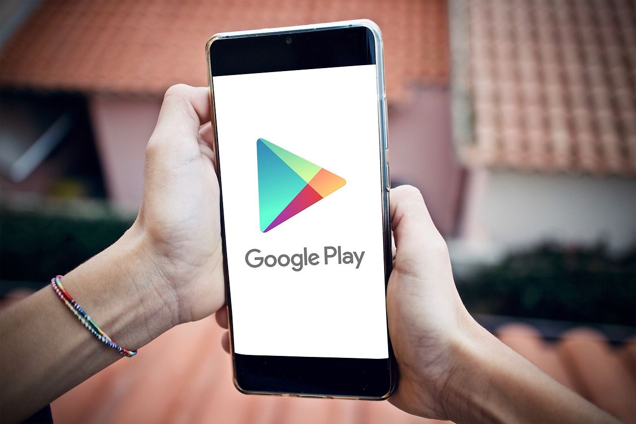 Smartphone mit App-Store und Google Play Icons