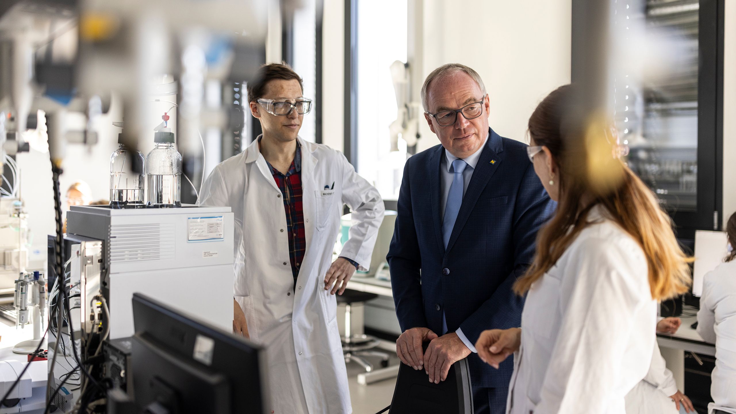 Die Science Academy NÖ findet bereits zum 4. Mal statt. Stephan Pernkopf (ÖVP, Mitte), Landeshauptfrau-Stellvertreter, ist begeistert.