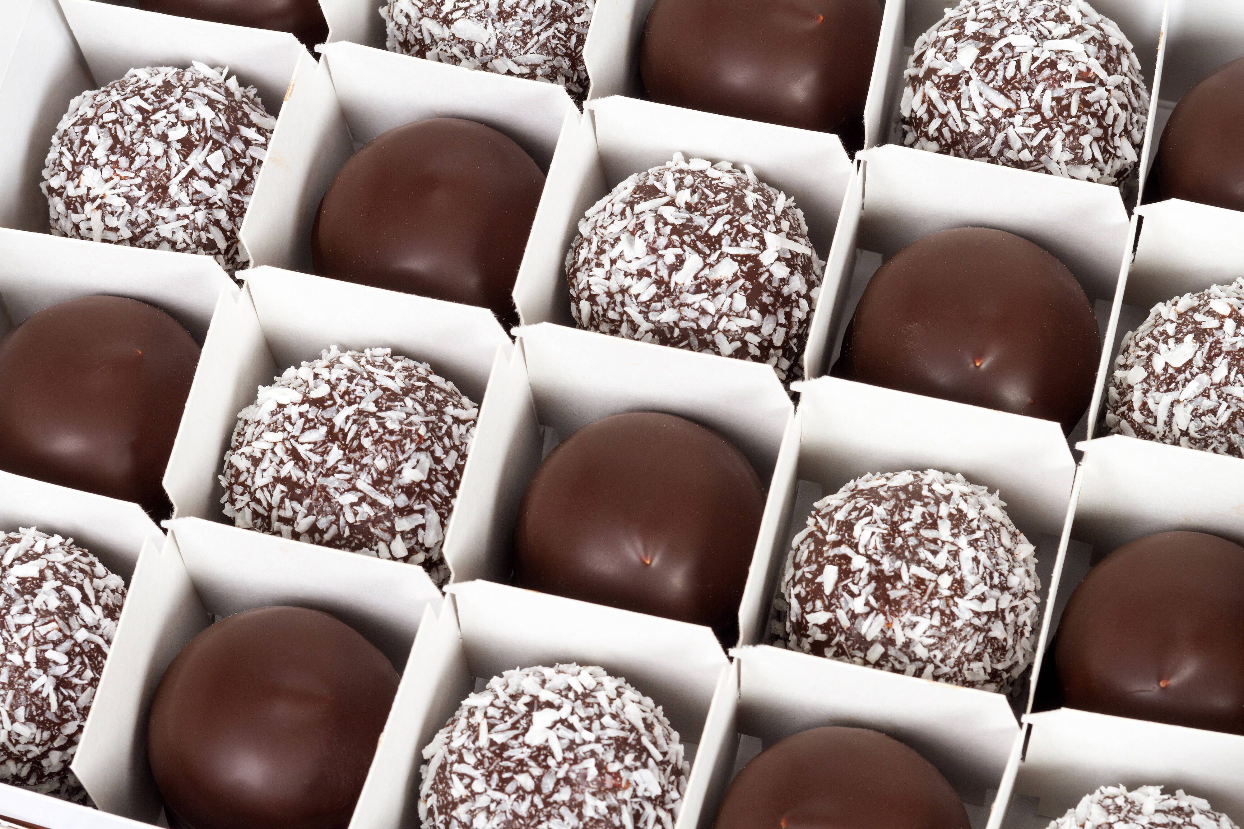 Die Schwedenbomben – wahweise hier mit Schokoglasur oder Kokosstreuseln – feiern ihren 100. Geburtstag.