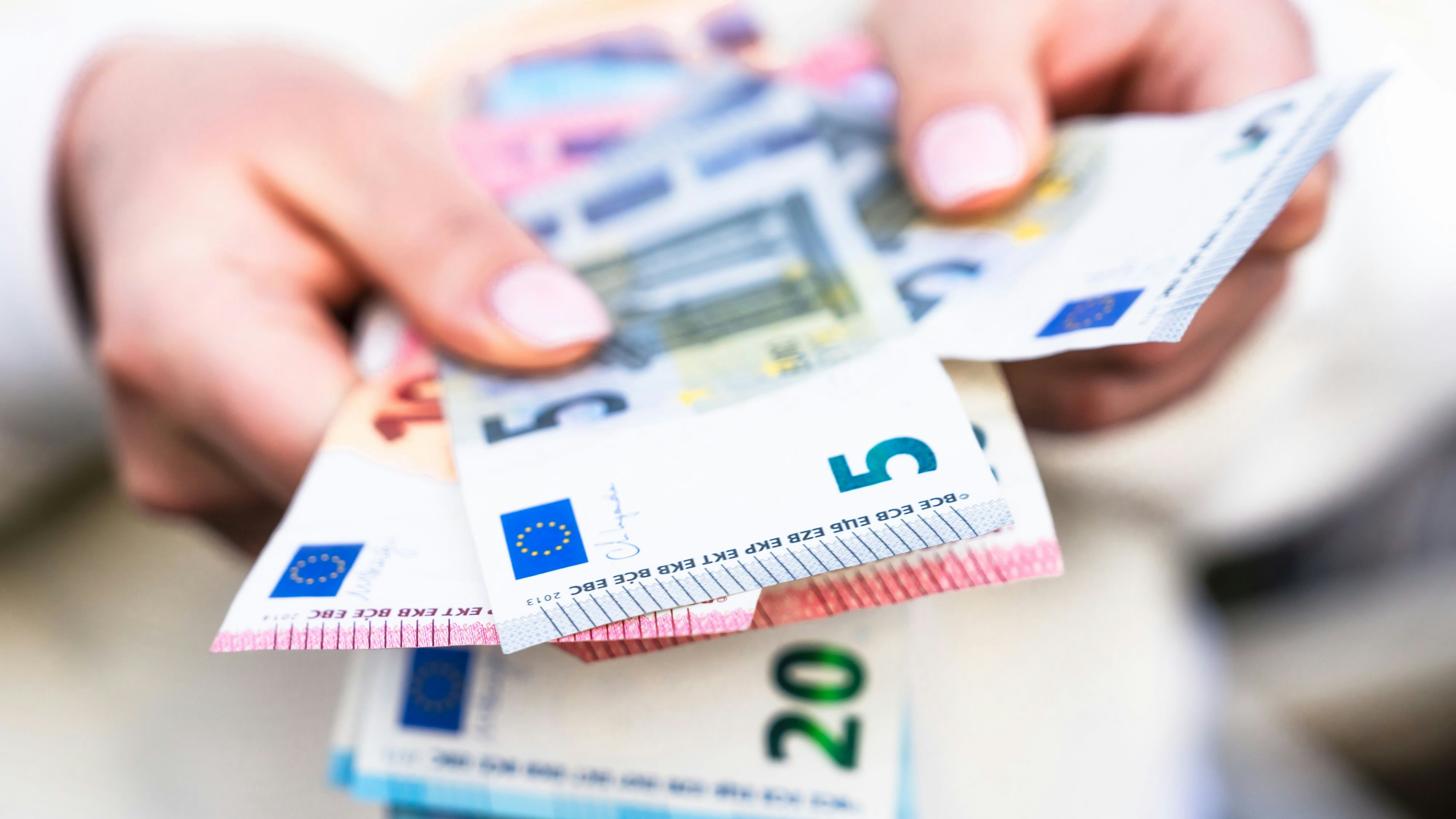 Durch eine Falschmeldung konnte das Paar 20.000 Euro beziehen. (Symbolbild)