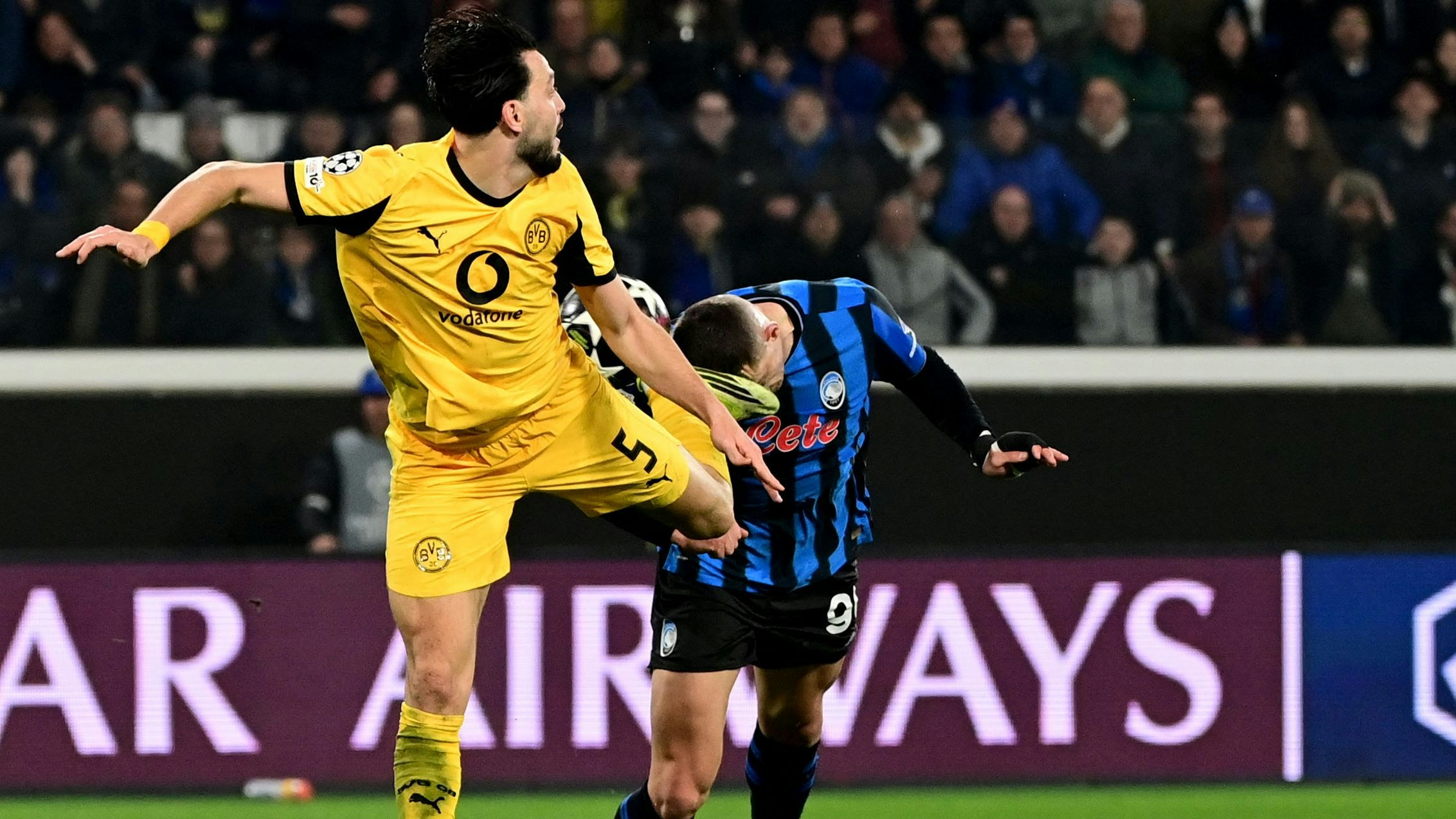 Ramy Bensebaini sorgte mit diesem Tritt für einen Elfmeterpfiff. 