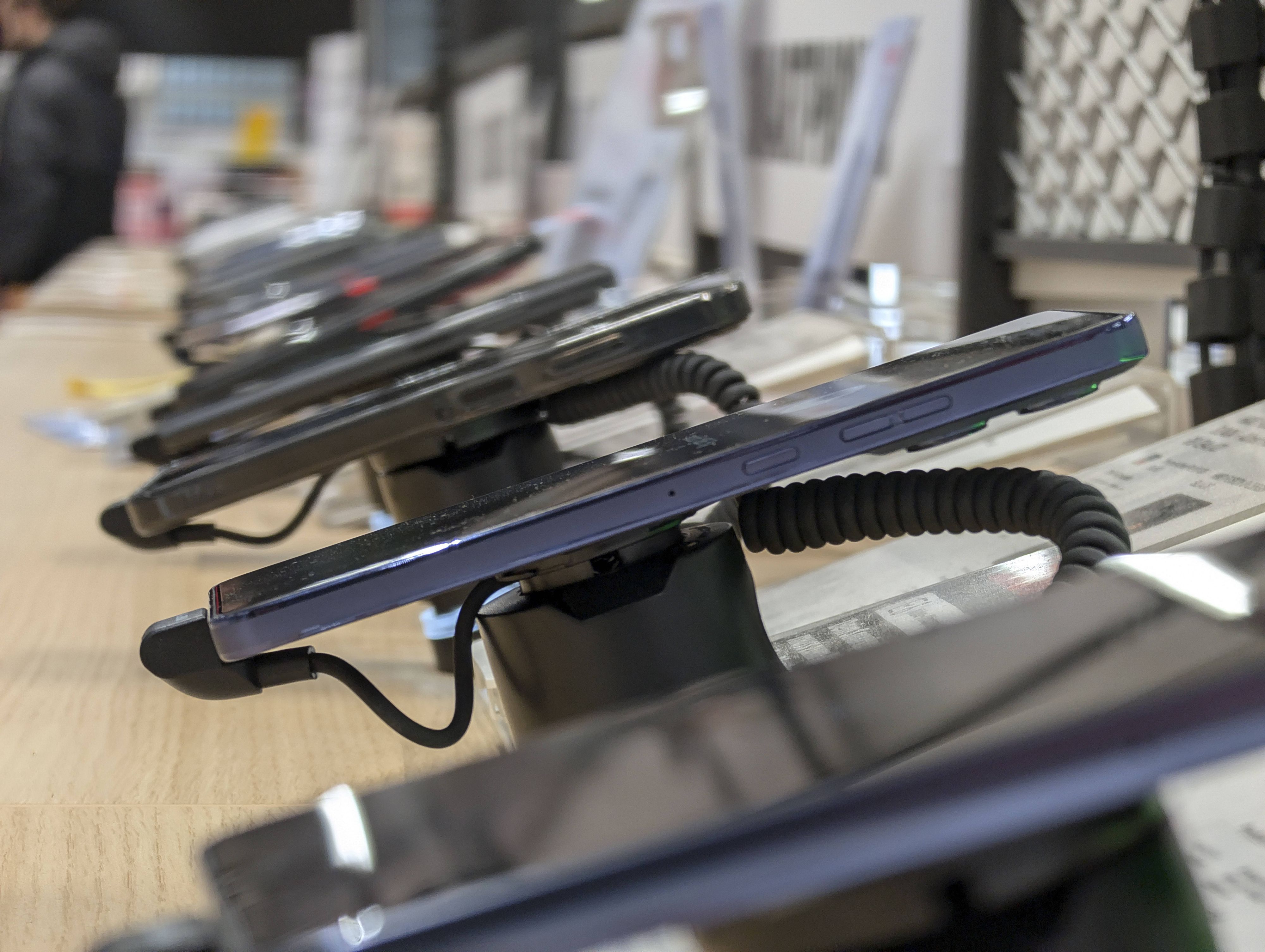 Der 28-Jährige versuchte, ein Handy zu stehlen. Der Ladendetektiv beobachtete ihn dabei. (Symbolbild)