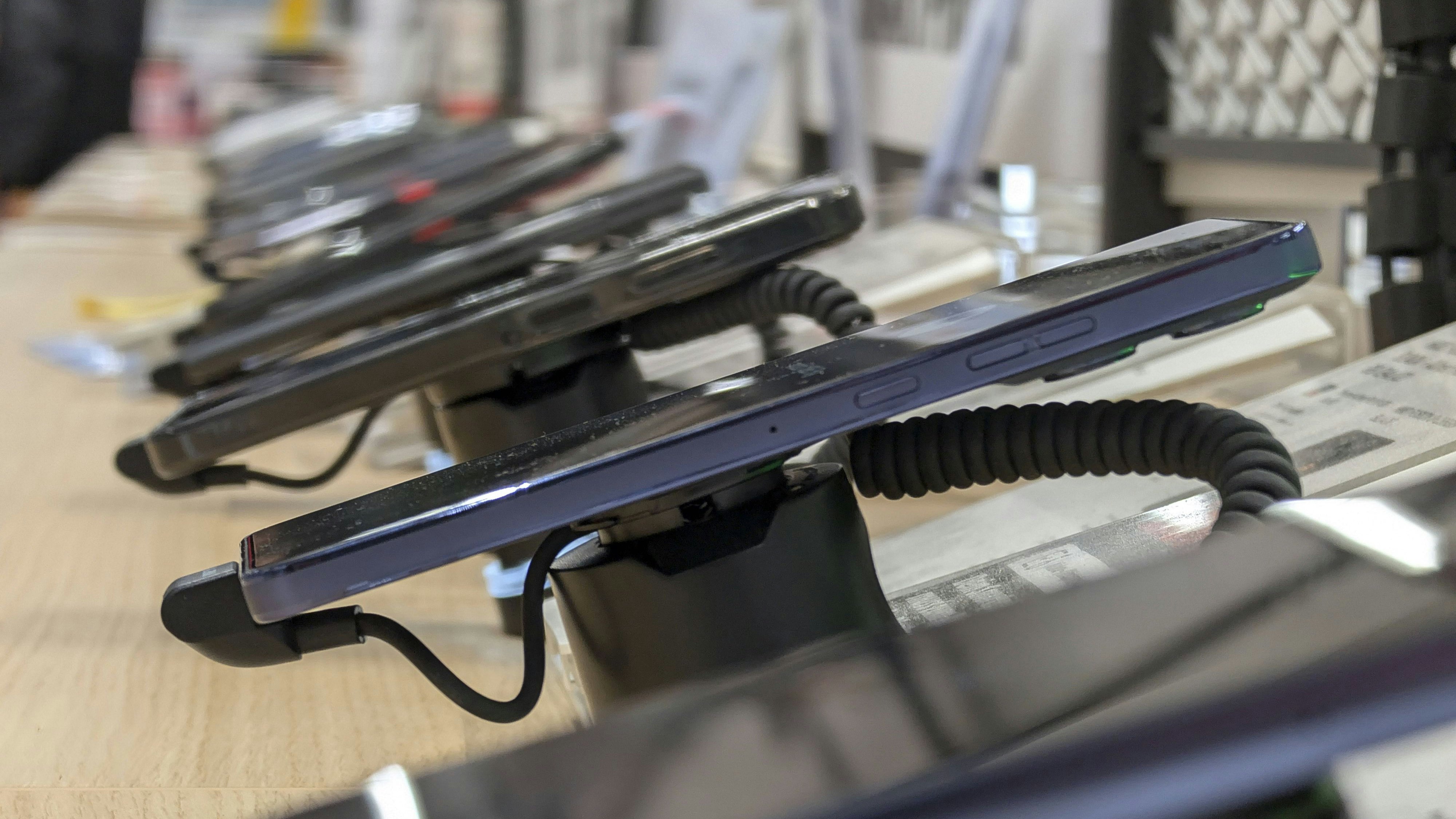 Verschiedene Smartphones werden in einem Elektromarkt, Elektronikgeschäft, Elektrofachmarkt diebstahlgesichert ausgestellt und zum Verkauf angeboten, Köln, Nordrhein-Westfalen, Deutschland Various smartphones are displayed and offered for sale in an electronics store, electronics store, electronics store, electronics store, Cologne, North Rhine-Westphalia, Germany Copyright: imageBROKER/JanxTepass ibxjte16298416.jpg Bitte beachten Sie die gesetzlichen Bestimmungen des deutschen Urheberrechtes hinsichtlich der Namensnennung des Fotografen im direkten Umfeld der Veröffentlichung