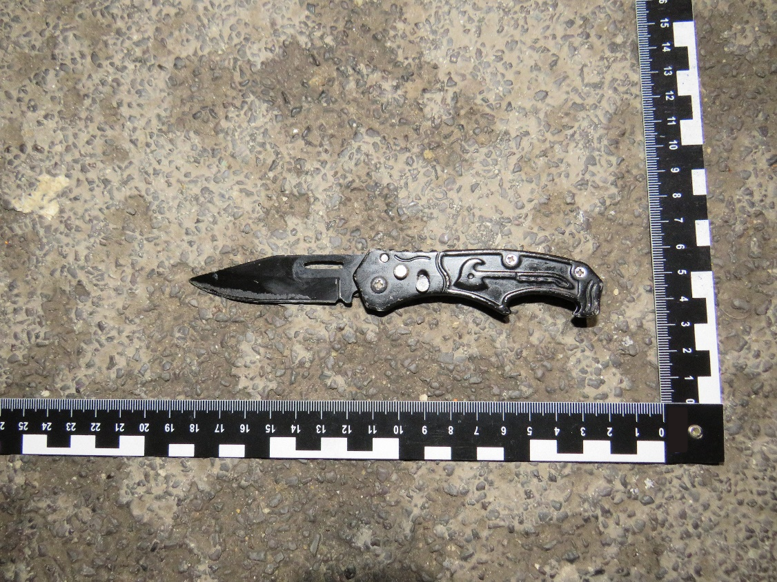 Die mutmaßliche Tatwaffe, ein Klappmesser, wurde sichergestellt. 
