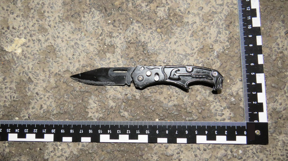 Die mutmaßliche Tatwaffe, ein Klappmesser, wurde sichergestellt. 