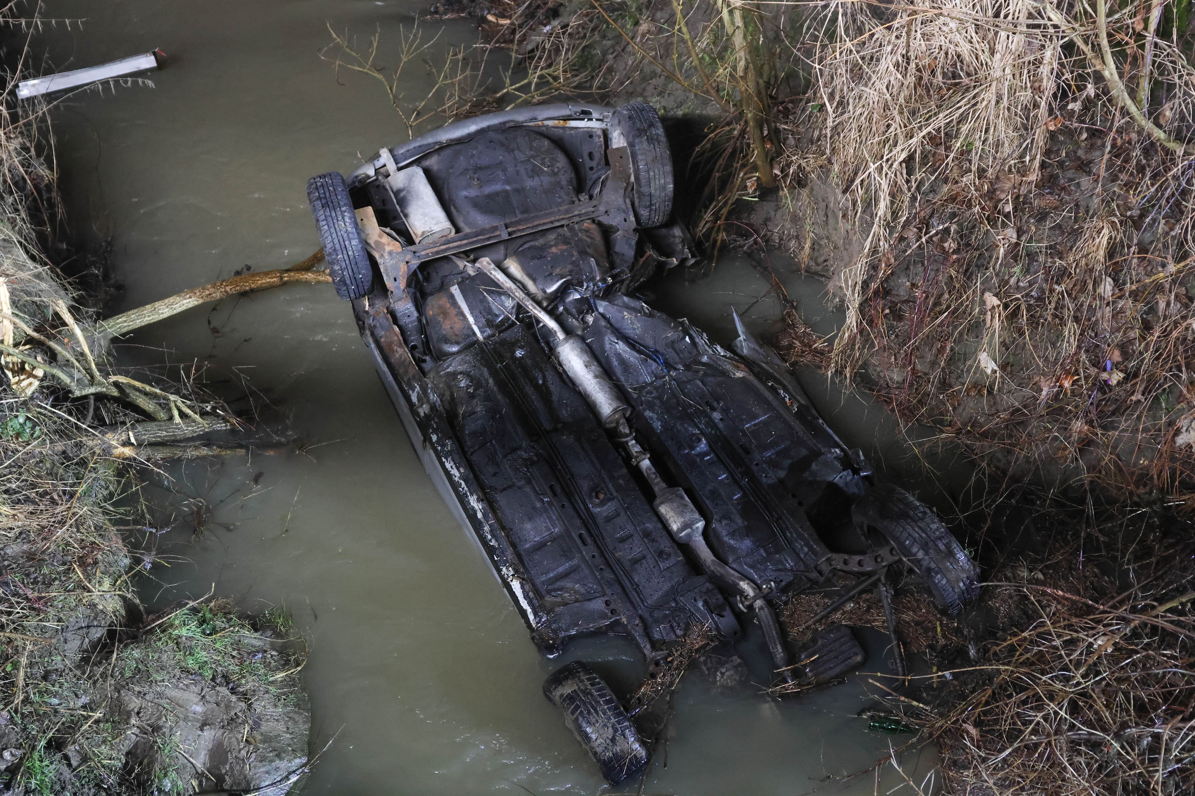 Autoüberschlag in Bach: Lenkerin nach Unfall bei Fraham in letzter Minute aus Lengauer Bach gerettet