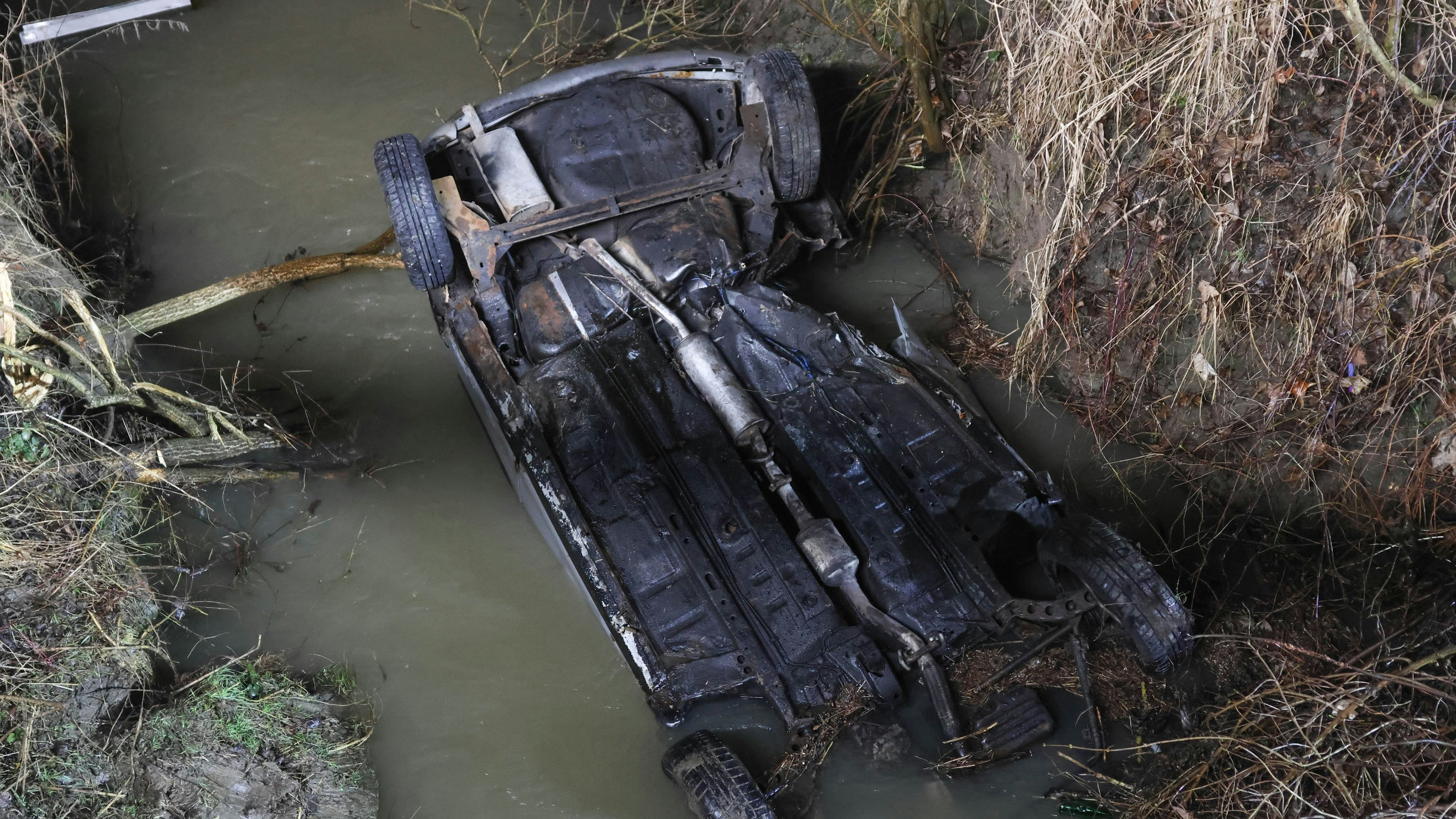 Autoüberschlag in Bach: Lenkerin nach Unfall bei Fraham in letzter Minute aus Lengauer Bach gerettet