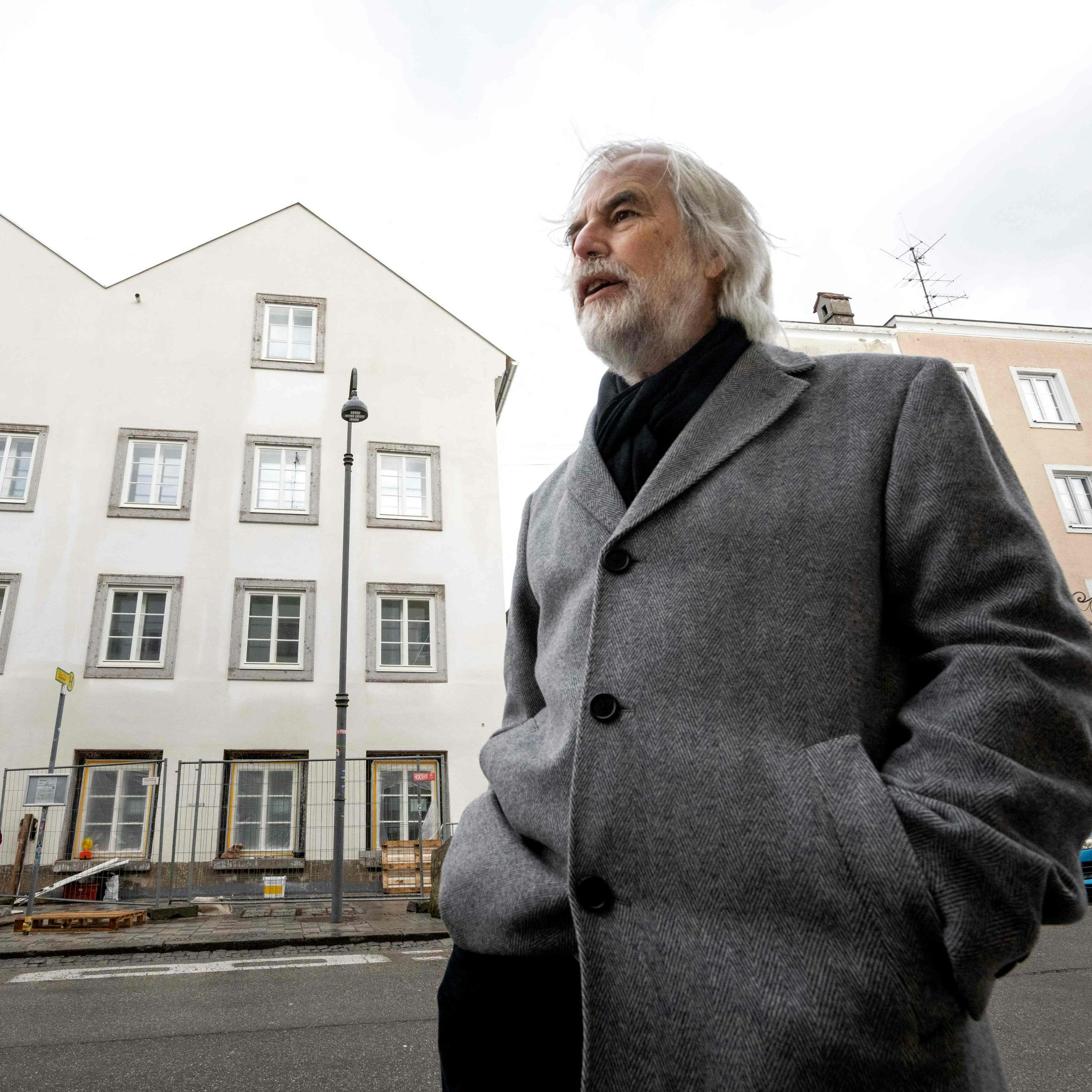 Autor Ludwig Laher, Mitglied des Mauthausen-Komitees Österreich, das Holocaust-Opfer vertritt, sieht die neue Polizeistation kritisch.