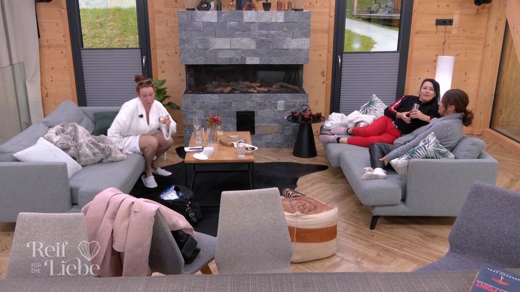 Gitta (r.) findet, sie sei "vom Alter her vernünftiger" und mache sich nur Sorgen um Elizabeths (l.) Gesundheit, weil sie im nassen Bademantel herumläuft.