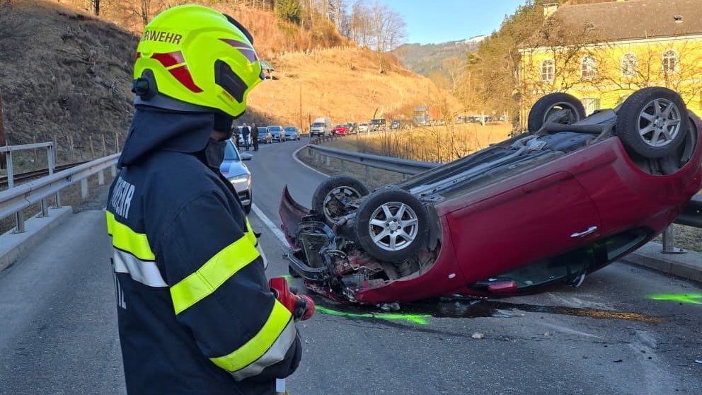 Am 25. Februar 2026 um 15:30 Uhr wurden wir zu einem Verkehrsunfall auf die L104 bei km 6,5 (Höhe Schafferwerke) alarmiert. Ein PKW hatte sich aus bislang unbekannter Ursache überschlagen und kam am Dach liegend zum Stillstand.Beim Eintreffen befand sich das Fahrzeug stark deformiert auf der Fahrbahn. Eine verletzte Person sowie ein Kind wurden bereits von einem First Responder erstversorgt und anschließend dem Roten Kreuz übergeben. Insgesamt wurden zwei Personen verletzt. Die L104 musste kurzzeitig in beiden Fahrtrichtungen gesperrt werden. Nach rund 1,5 Stunden konnte der Einsatz beendet und die Straße wieder vollständig freigegeben werden, informiert die Feuerwehr Mixnitz.
