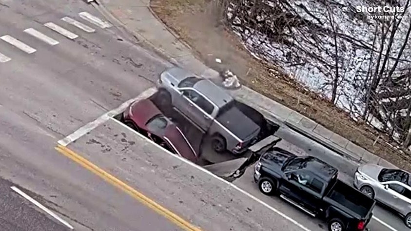 Heute.at - Straße bricht plötzlich ein! Autos versinken in Loch