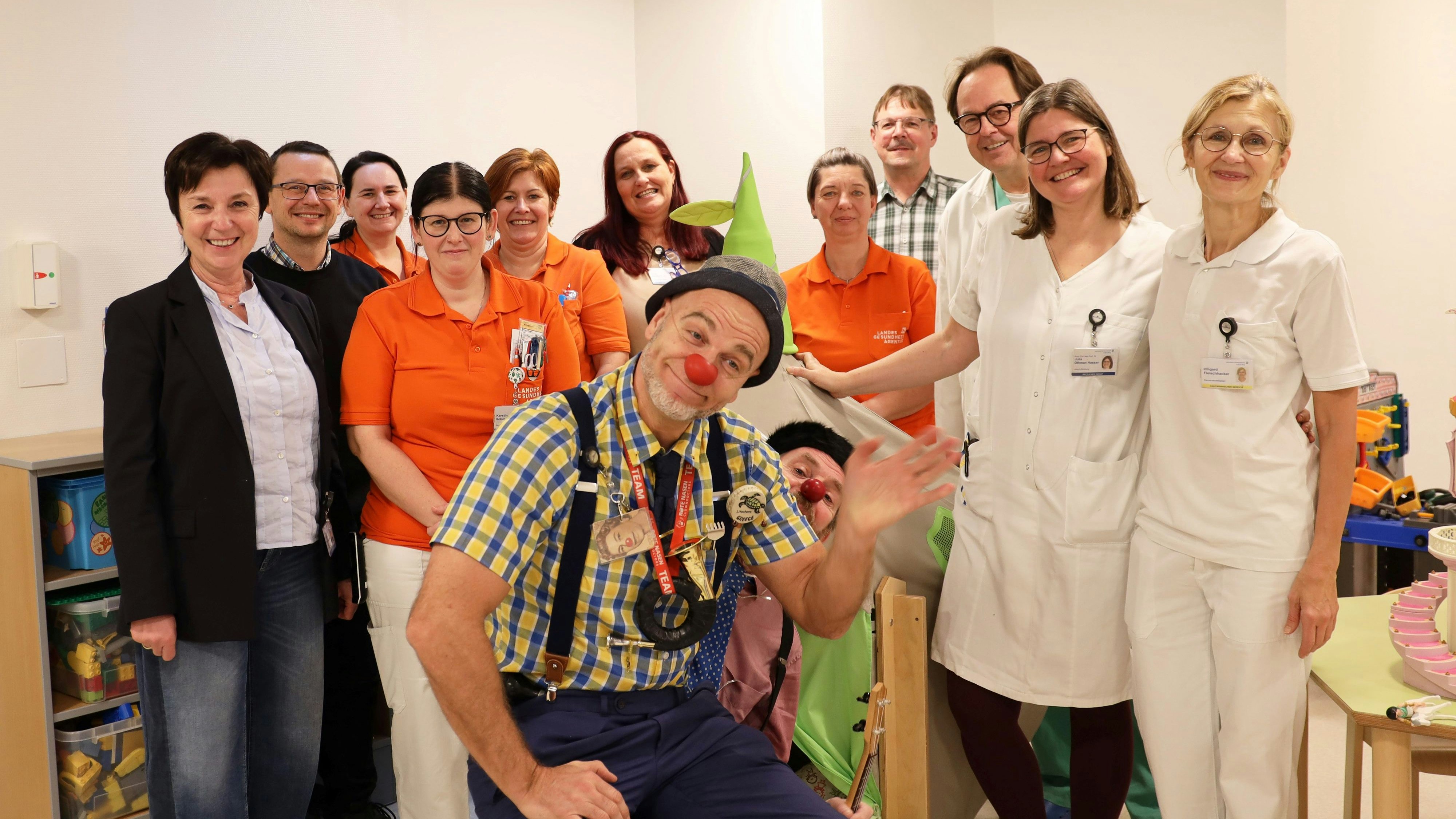 Am Universitätsklinikum Krems gibt es einen neu etnwickelten Kinderbereich (v.l.n.r.): Diplomierte Gesundheits- und Kranenpflegerin (DGKP) Mathilde Bständig, Erich Lindtner, DGKP Veronika Safrankova, DGKP Kerstin Schatzl, Alexandra Wallner, DGKP Silvia Bockhorn, Clowns der Rote Nasen, DGKP Sabine Wukovits, Thomas Fischer, Herbert Koinig, Leiter der Klinischen Abteilung für Anästhesie und Intensivmedizin, Julia Othman Hassan, Leiterin der Klinischen Abteilung für Kinder- und Jugendheilkunde, Irmgard Fleischhacker.