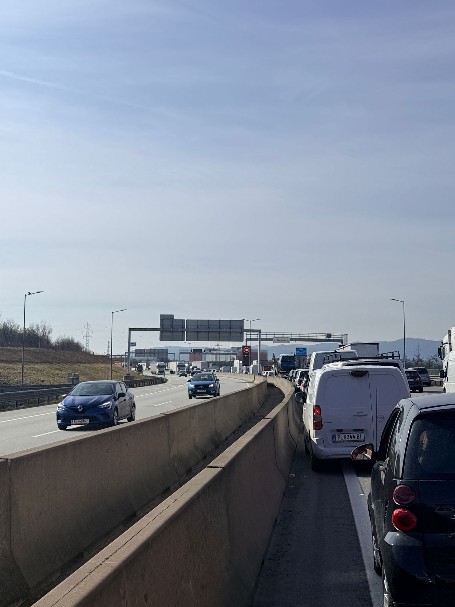 Heute.at - Mega-Stau nach Lkw-Unfall auf der S1 bei Wien