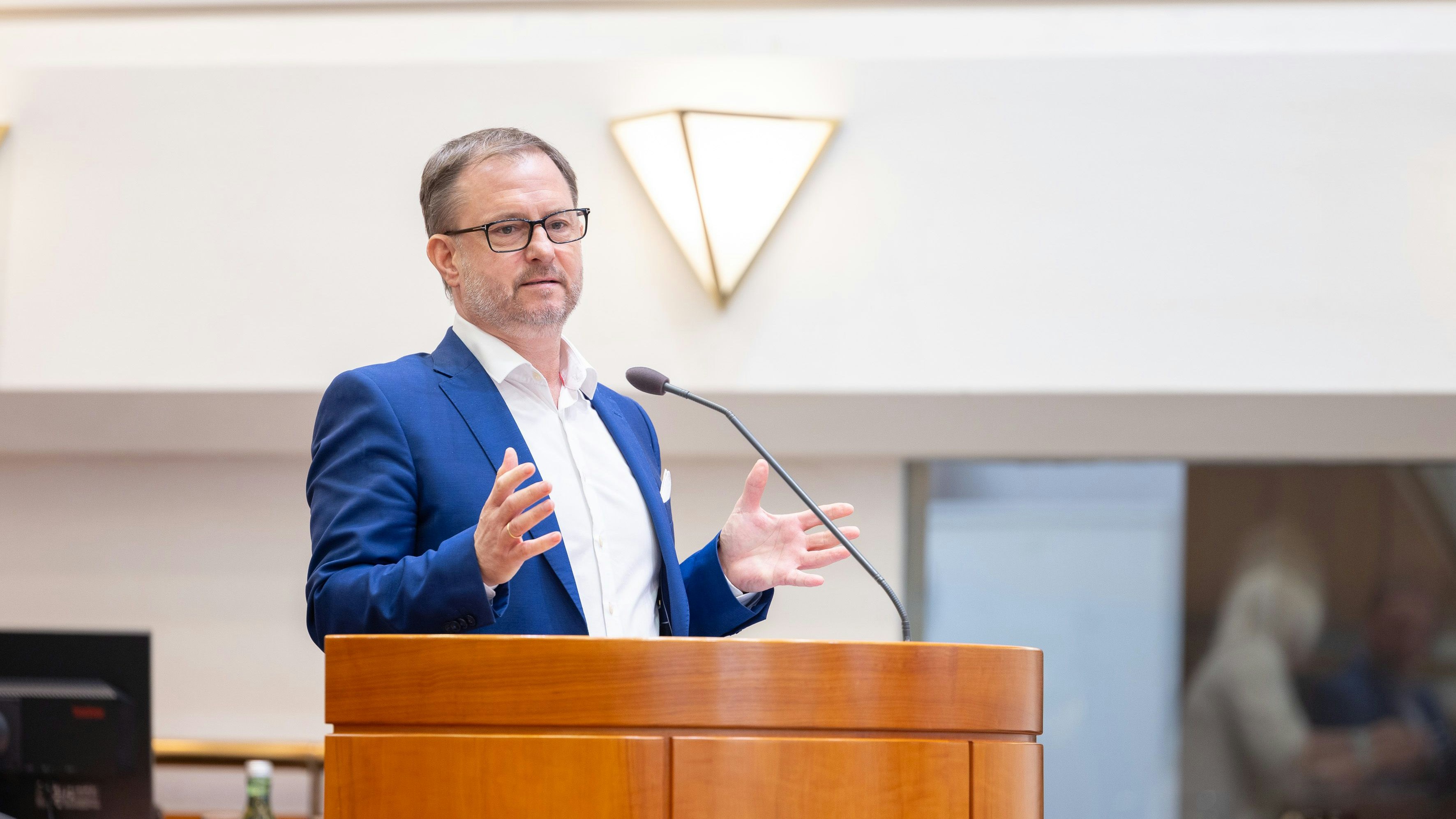 Heute.at - Regierung kürzt Grenzkontrollen – SP-Fürst tobt