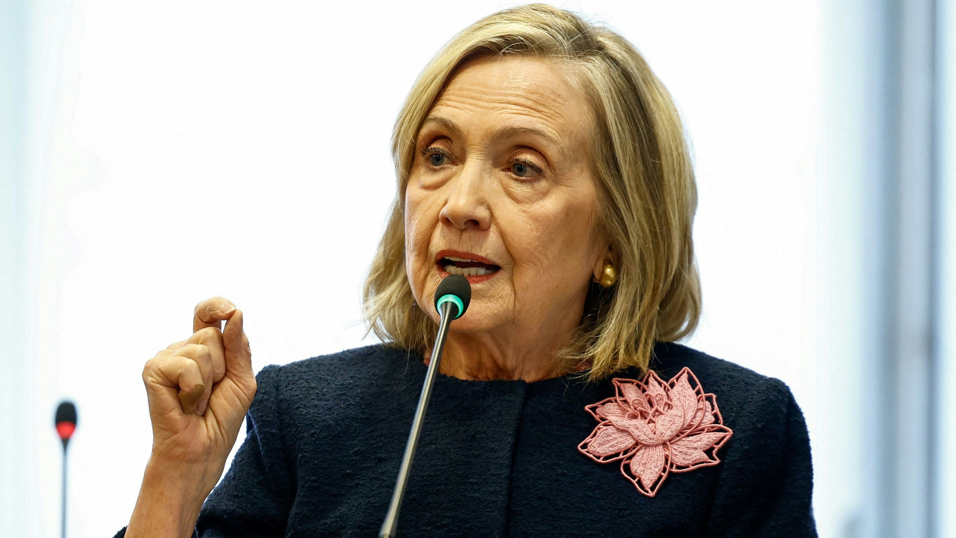 Nachdem Hillary Clinton per Videoschaltung aus ihrem Haus im Bundesstaat New York befragt wurde, wollen die Abgeordneten am Freitag ihren Mann, den früheren Präsidenten Bill Clinton, anhören.