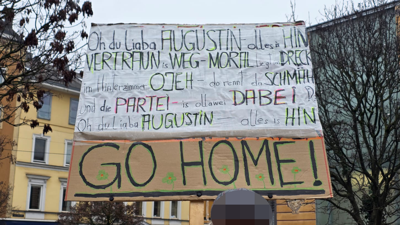 Mit diesem Schild positionierte sich der Mann am Donnerstag vor dem Linzer Landesgericht.