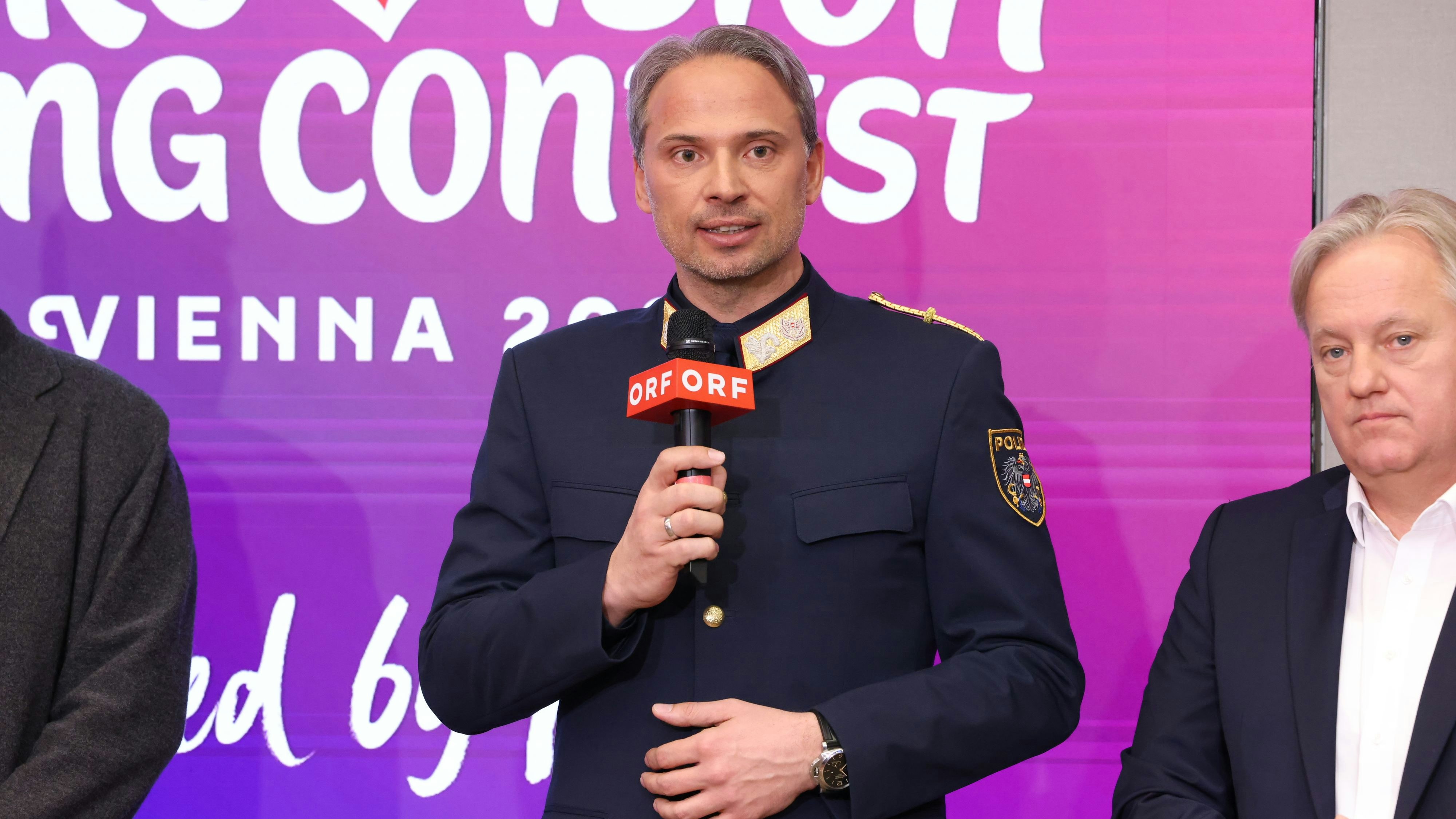 Der Landespolizei-Vizepräsident Dieter Csefan erklärte das Sicherheitskonzept am ESC.