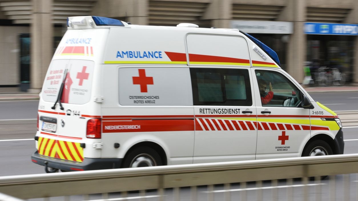 Zwei Personen mussten ins Spital gebracht werden. (Symbolbild)