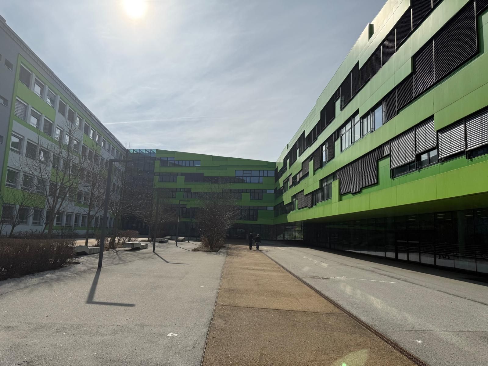 Mehrfach soll hier in der BHAK/BHAS St. Pölten die falsche Amok-Meldung durch Lautsprecher gedrungen sein.