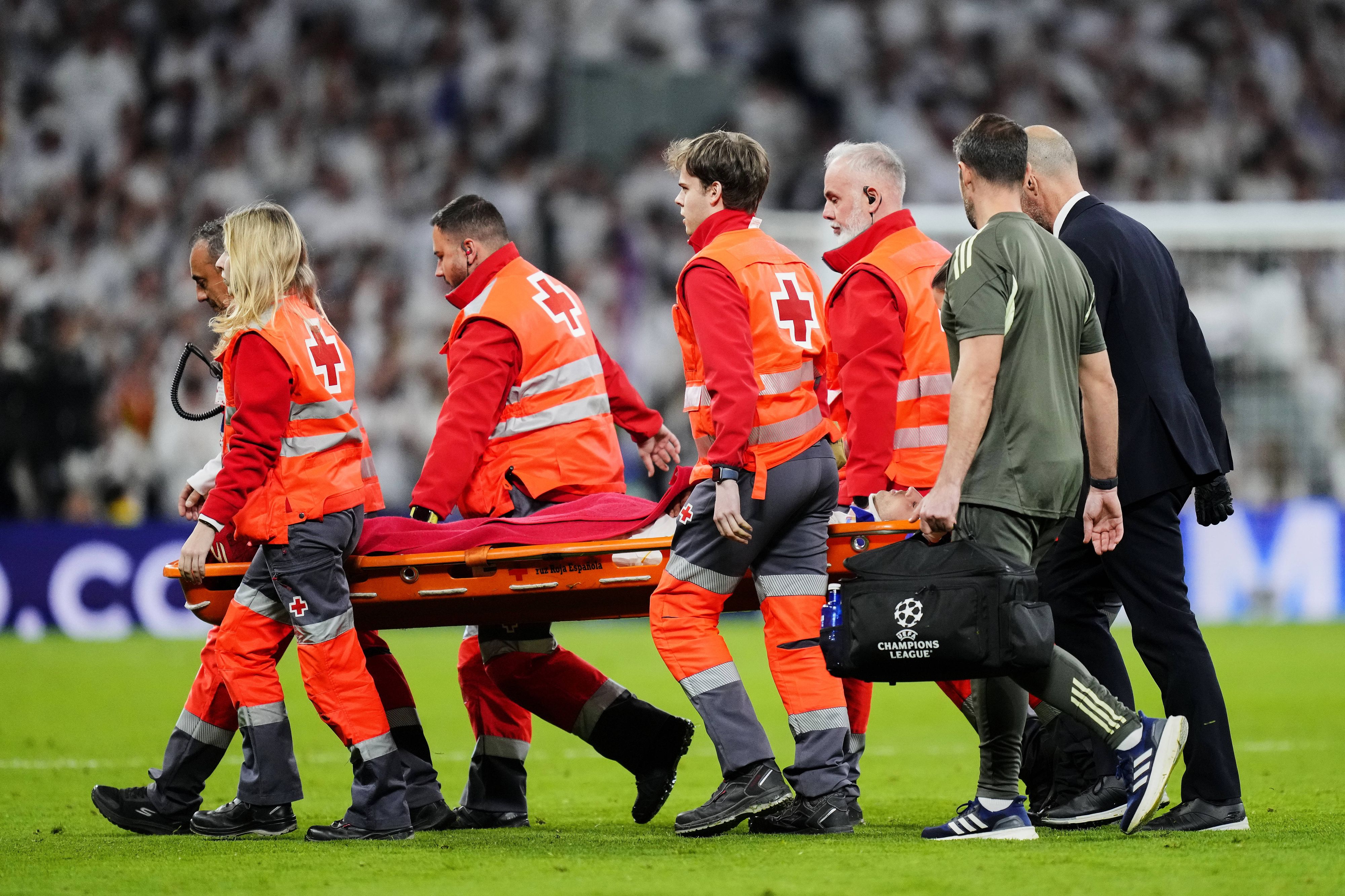 Raul Asencio musste vom Platz gegragen werden.