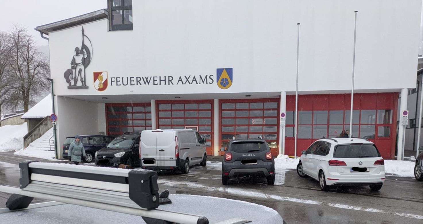Die Ein- und Ausfahrt beim Feuerwehrhaus in Axams wird regelmäßig von Parksündern blockiert.