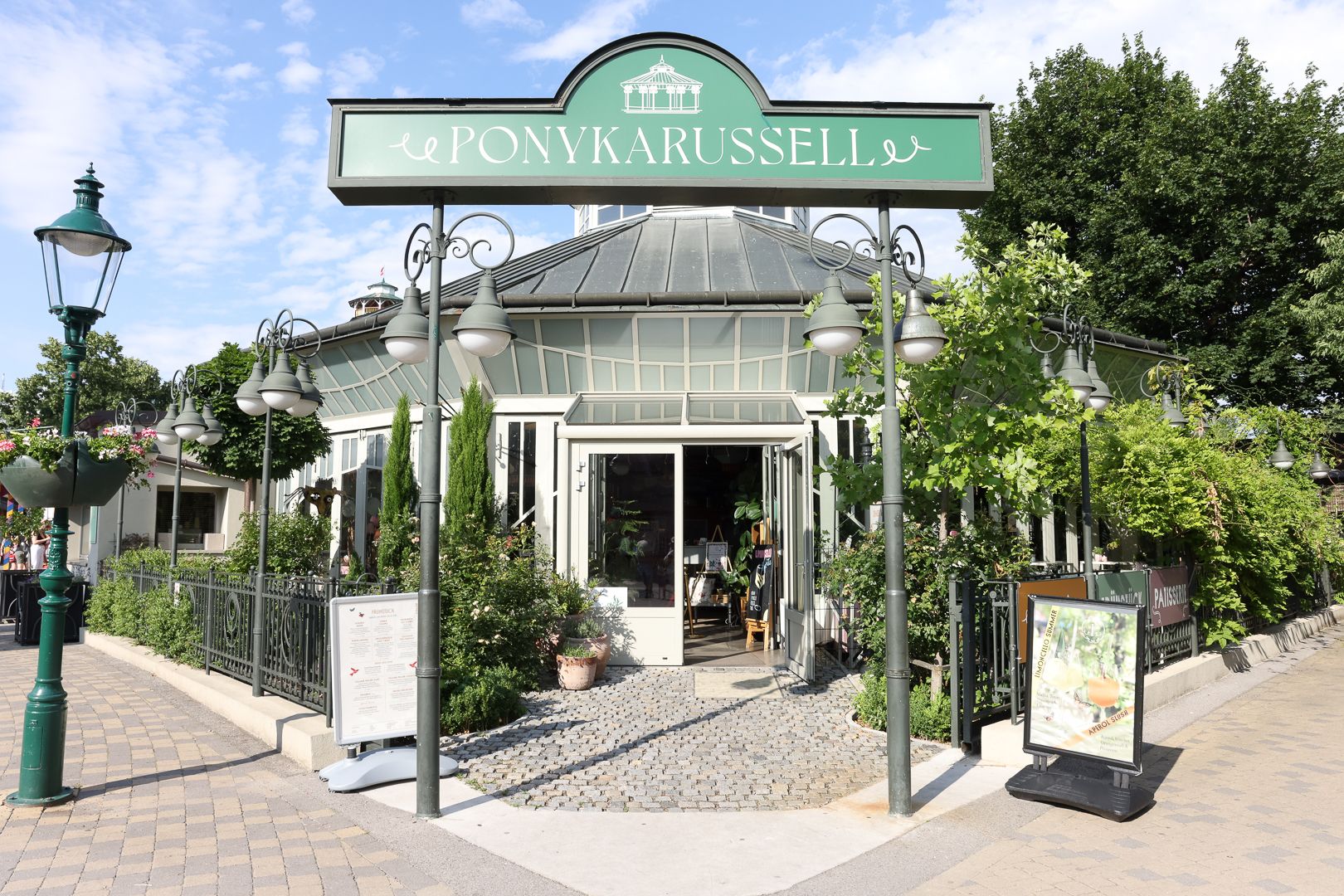 Ein besonderer Treffpunkt für Frühstück, Brunch und süße Auszeiten mitten im Wiener Prater - das Ponykarussell.