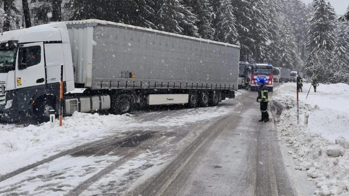 Am Dienstag, 24. Februar 2026, um 09:22 Uhr wurde die FF St. Aegyd zu einer Lkw-Bergung auf die B23 alarmiert. Ein Sattelzug blockierte trotz angelegter Schneeketten nahezu beide Fahrstreifen.