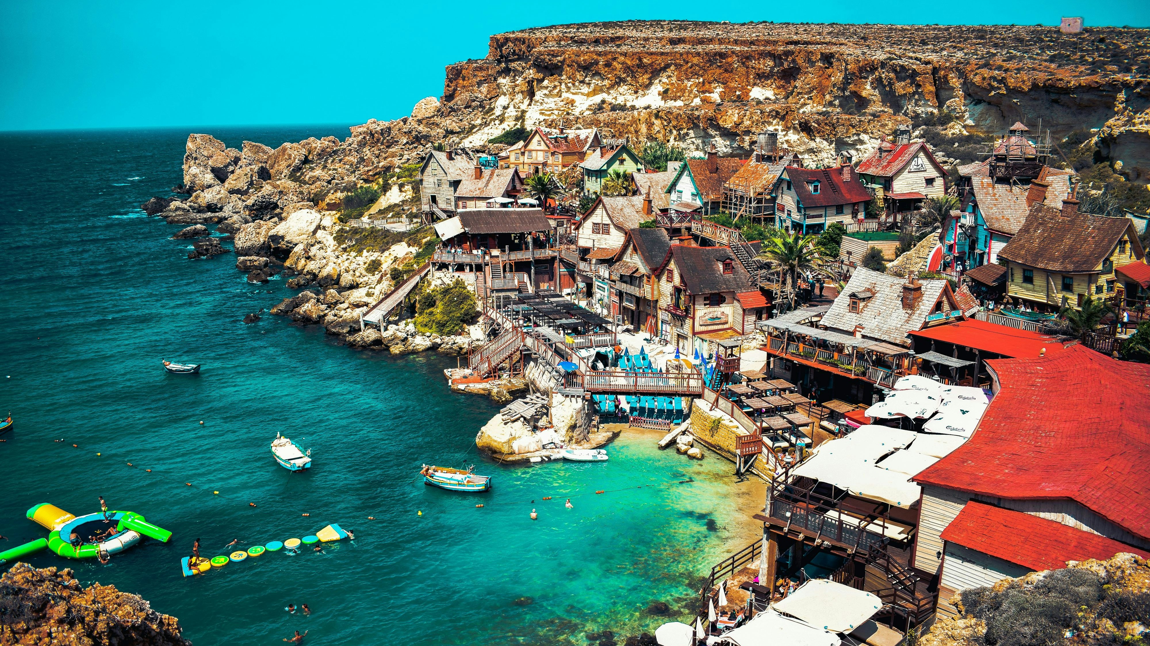 Hier "lebt" Popeye, der Seemann, mit seiner Olivia im Film, der 1980 in Malta mit Robin Williams gedreht wurde. Das Filmset ist heute ein Freilichtmuseum.